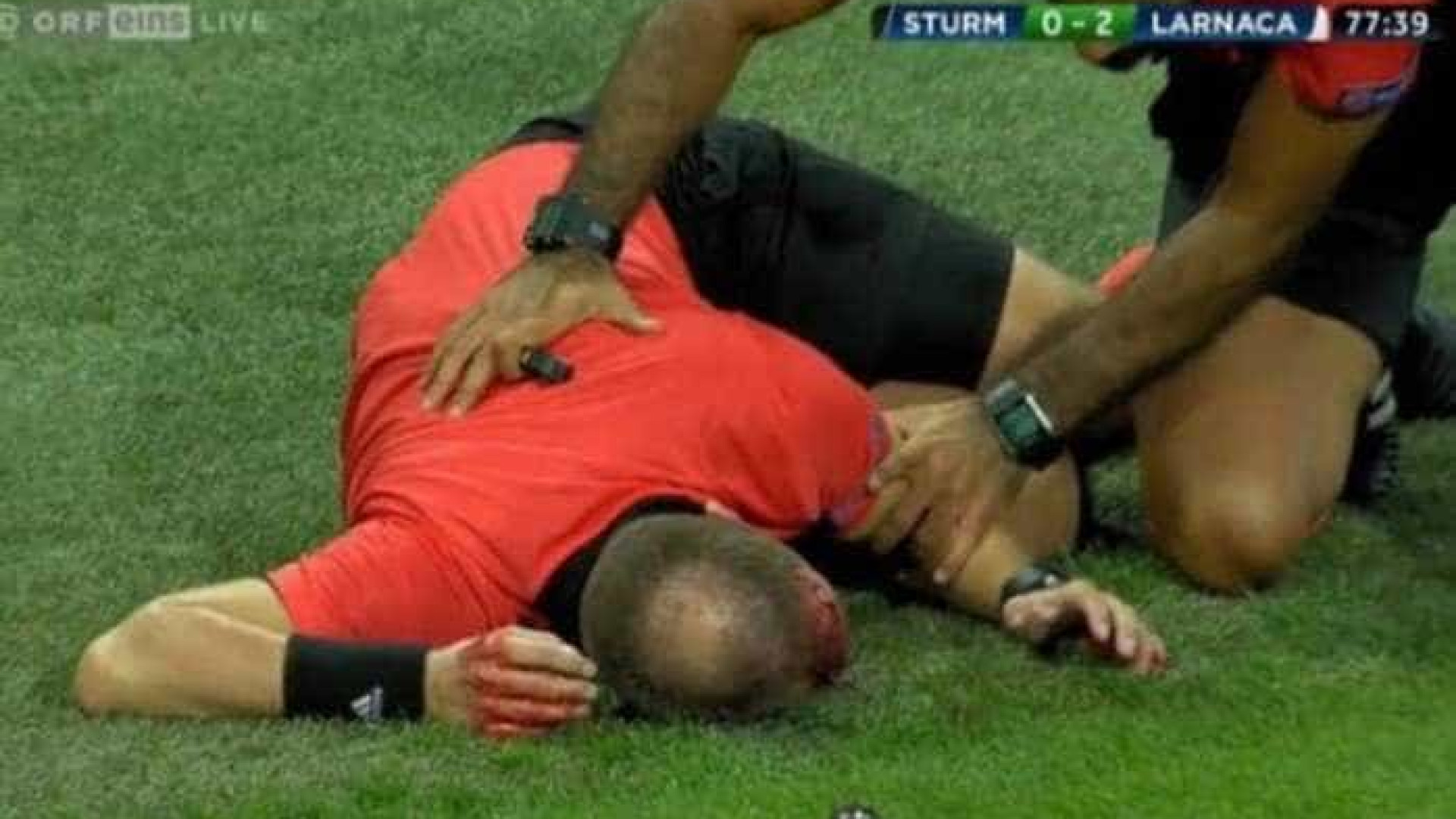 Bandeirinha é atingido por copo durante jogo e sofre corte profundo