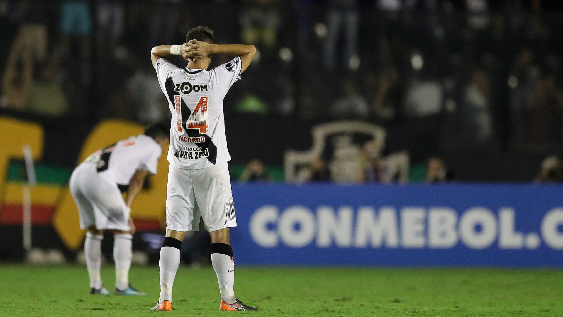 Com 3 derrotas seguidas, Vasco pega Vitória para se afastar do Z-4