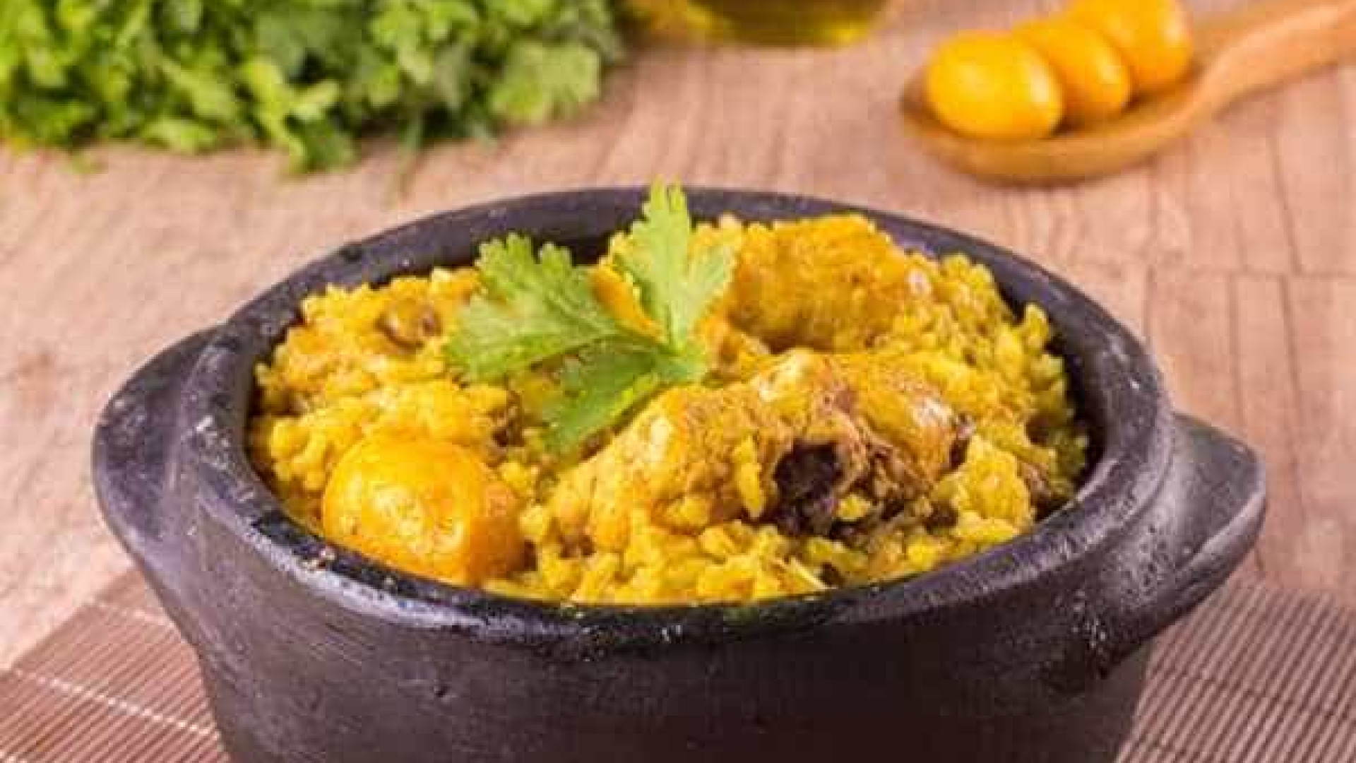 Receita caipira: aprenda a fazer frango com pequi