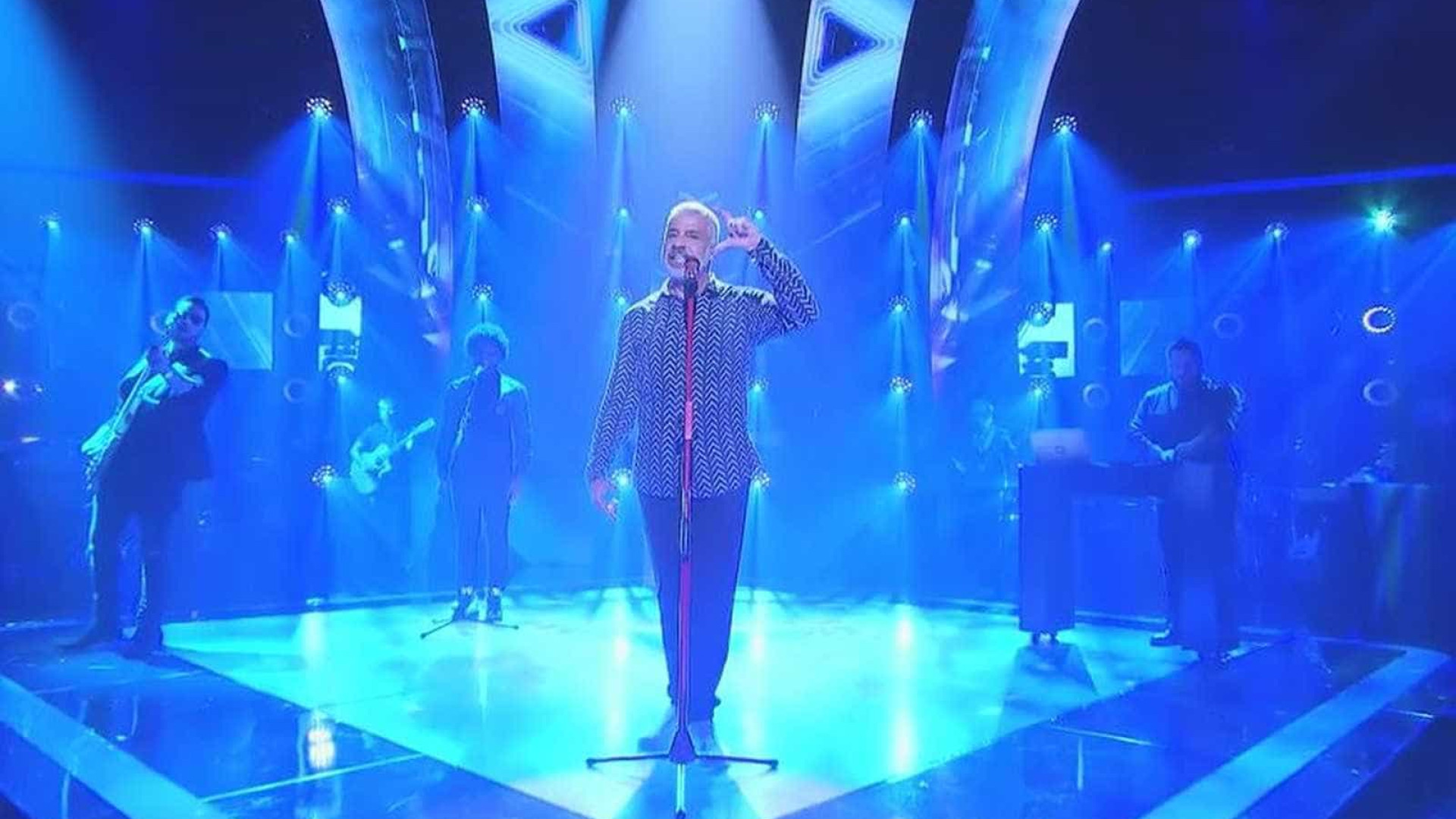 Lulu Santos canta música nova e fala do namorado no The Voice