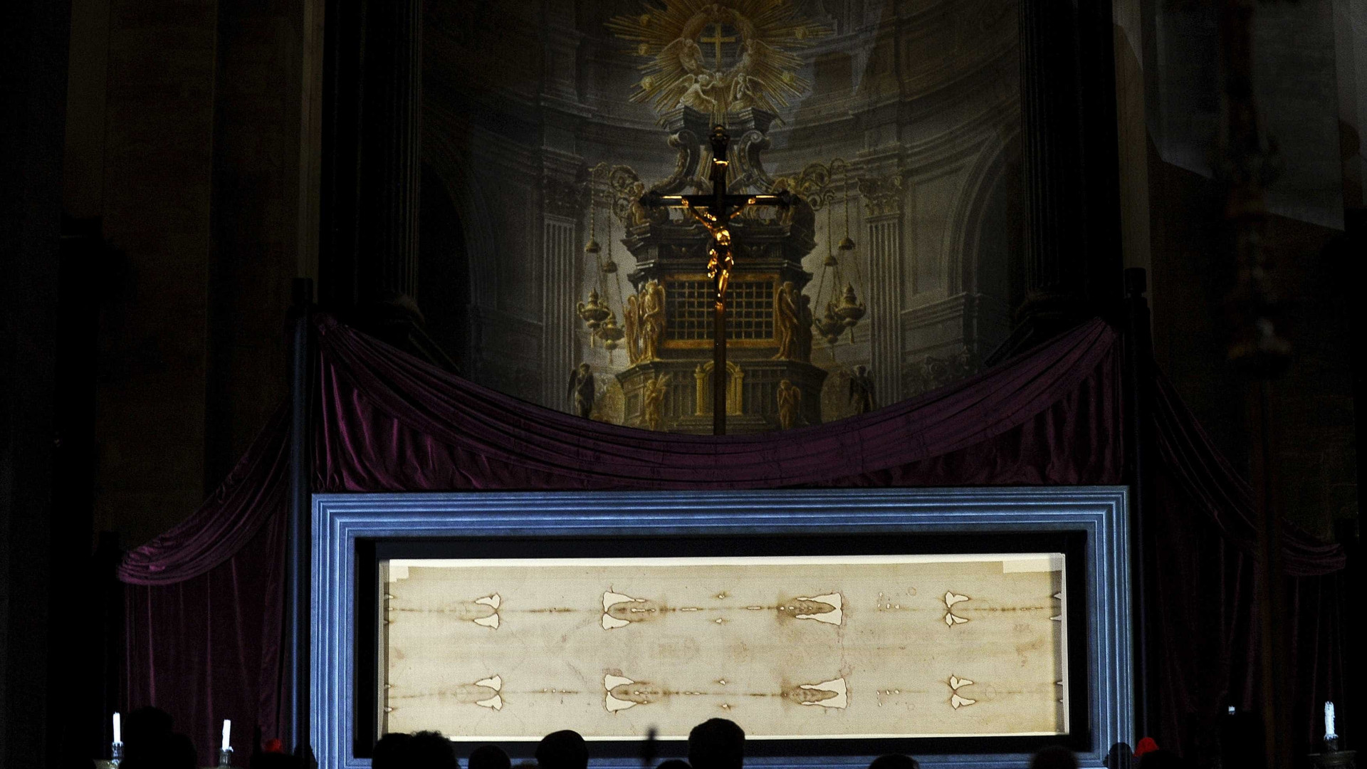 Igreja exibe Santo Sudário para milhares de peregrinos