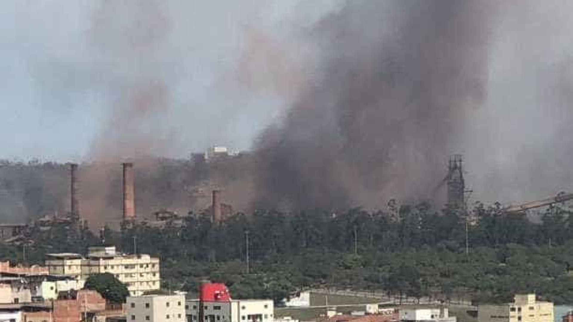 Morador registra vídeo após explosão de usina da Usiminas em MG
