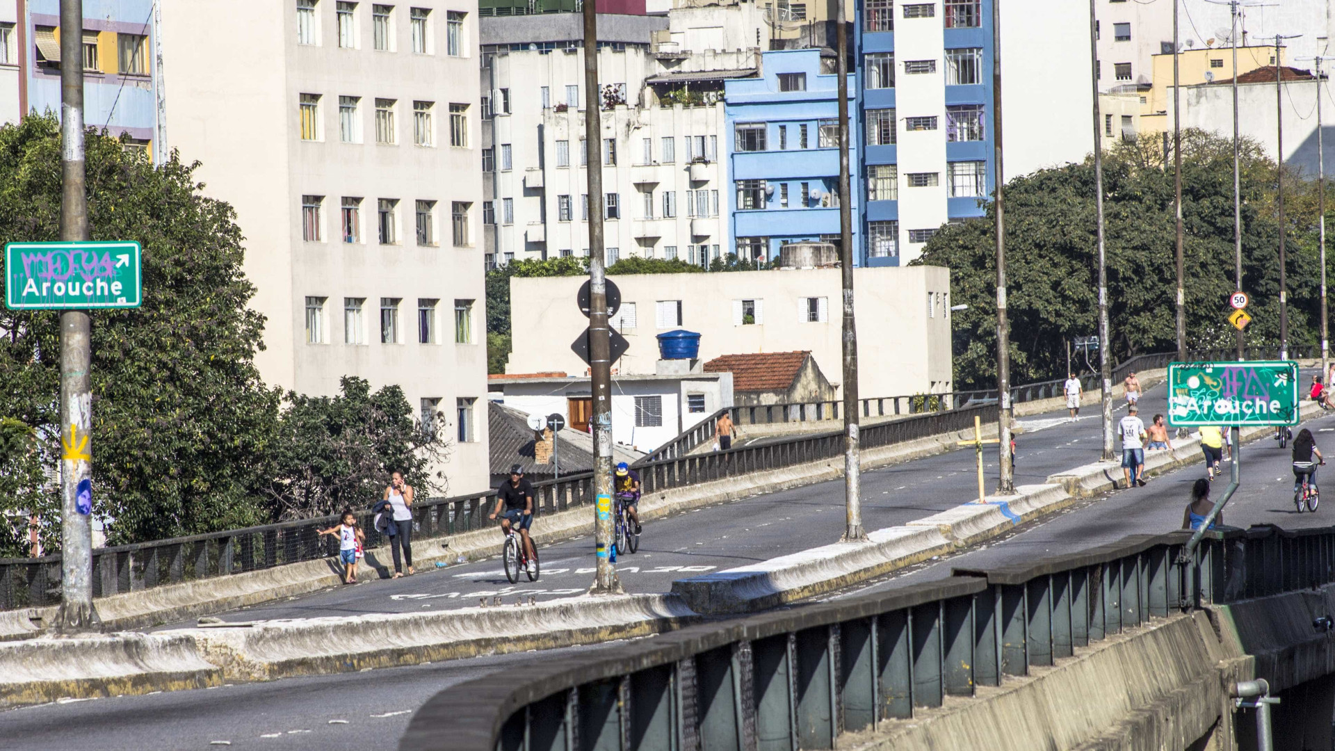 Escultura misteriosa substitui busto furtado no largo do Arouche, em SP