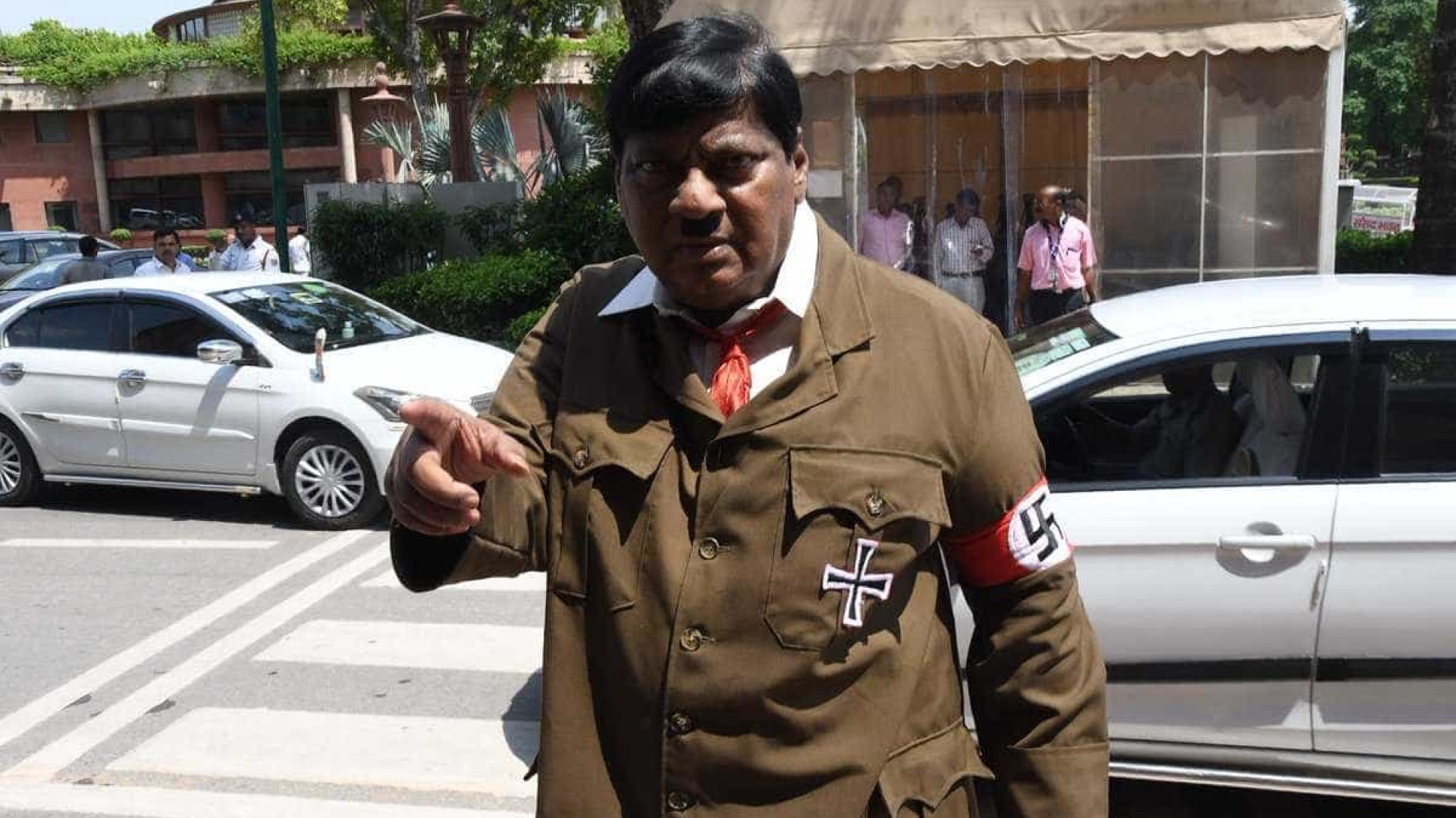 Parlamentar se veste de Hitler em protesto na Índia