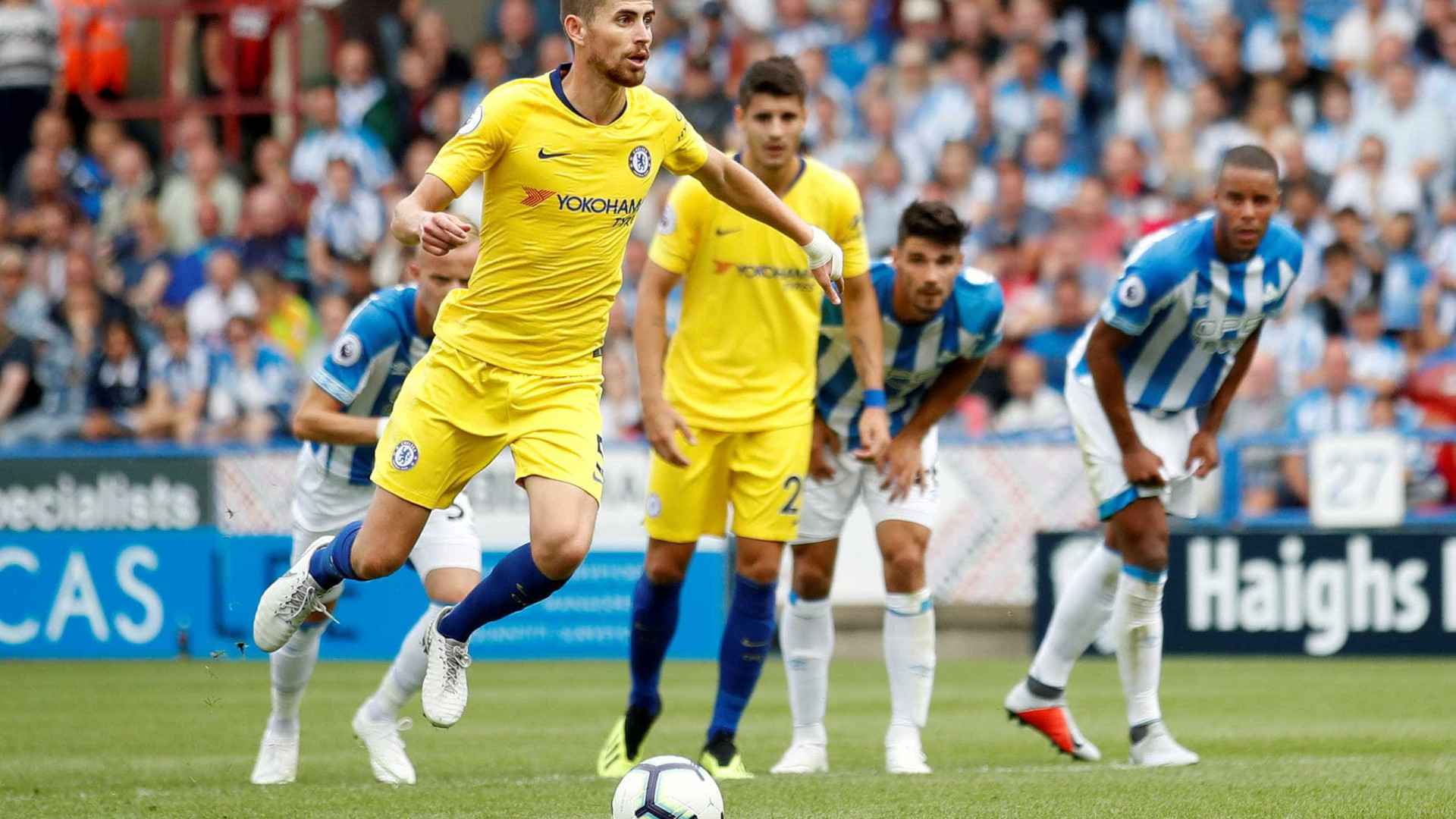 Fora de casa, Chelsea vence por 3 a 0 em estreia de Sarri no Inglês