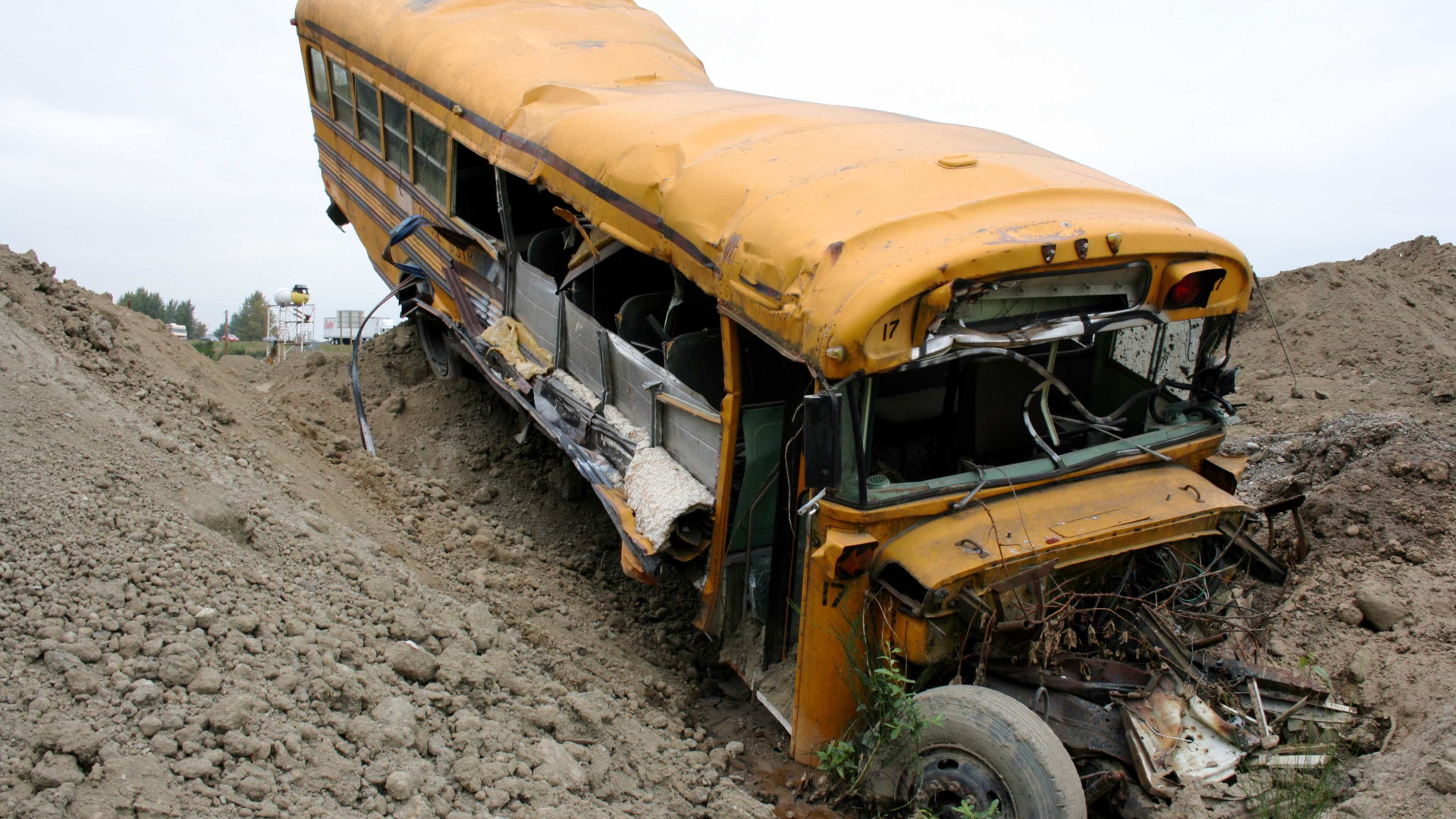 Ônibus cai em abismo e deixa oito mortos no Peru