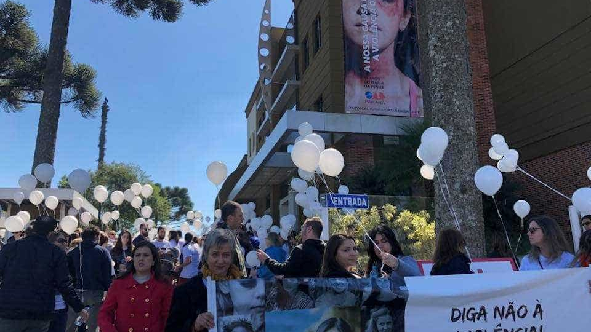 Advogados e familiares fazem ato por Tatiane Spitzner em Curitiba