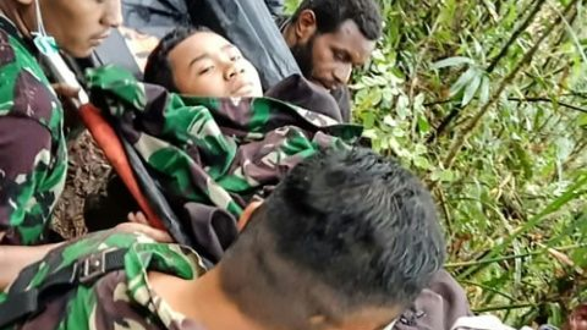 Menino de 12 anos é único sobrevivente de queda de avião na Indonésia