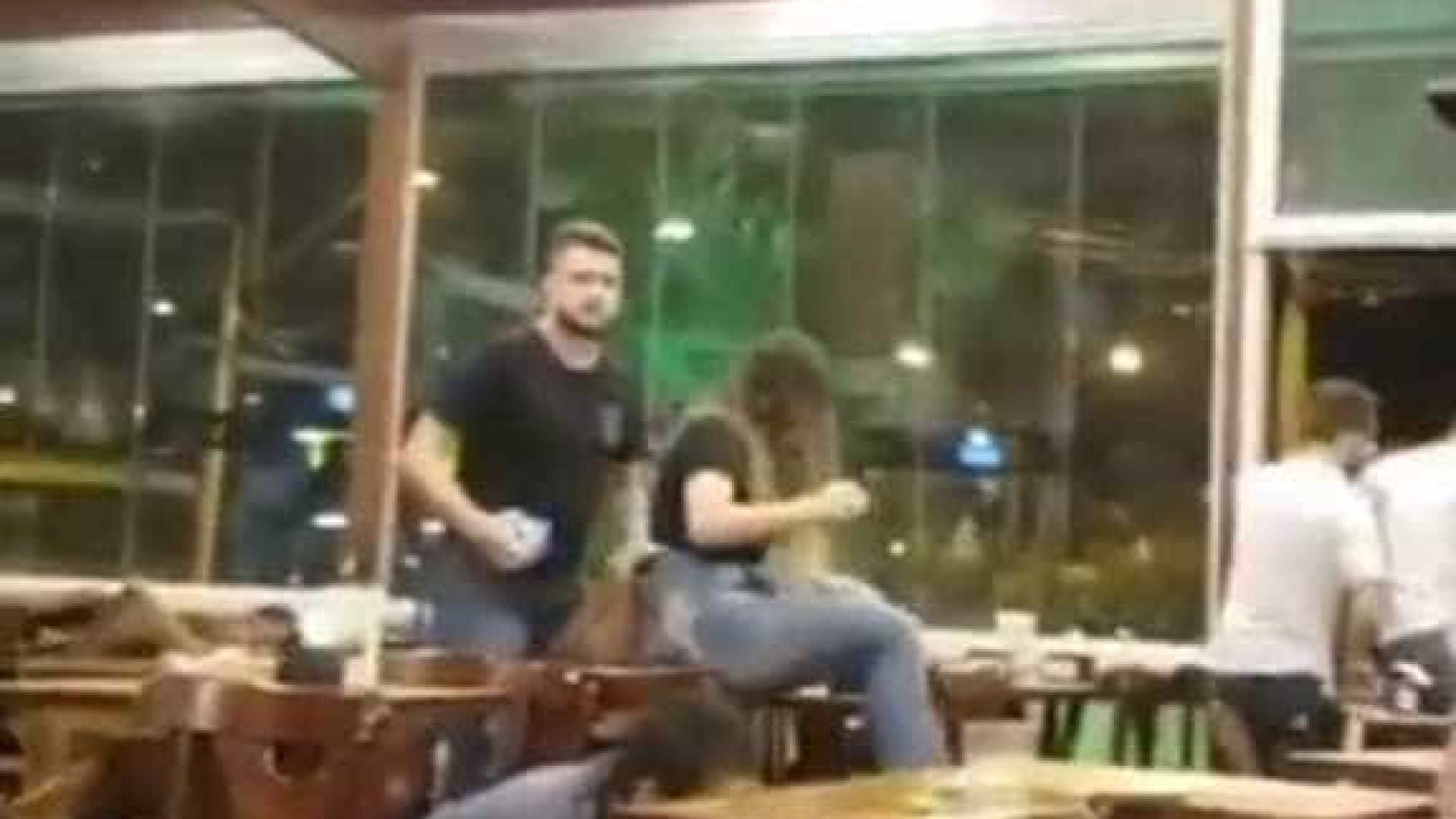 Vídeo mostra momento de pânico após homem atirar contra bar em Goiânia