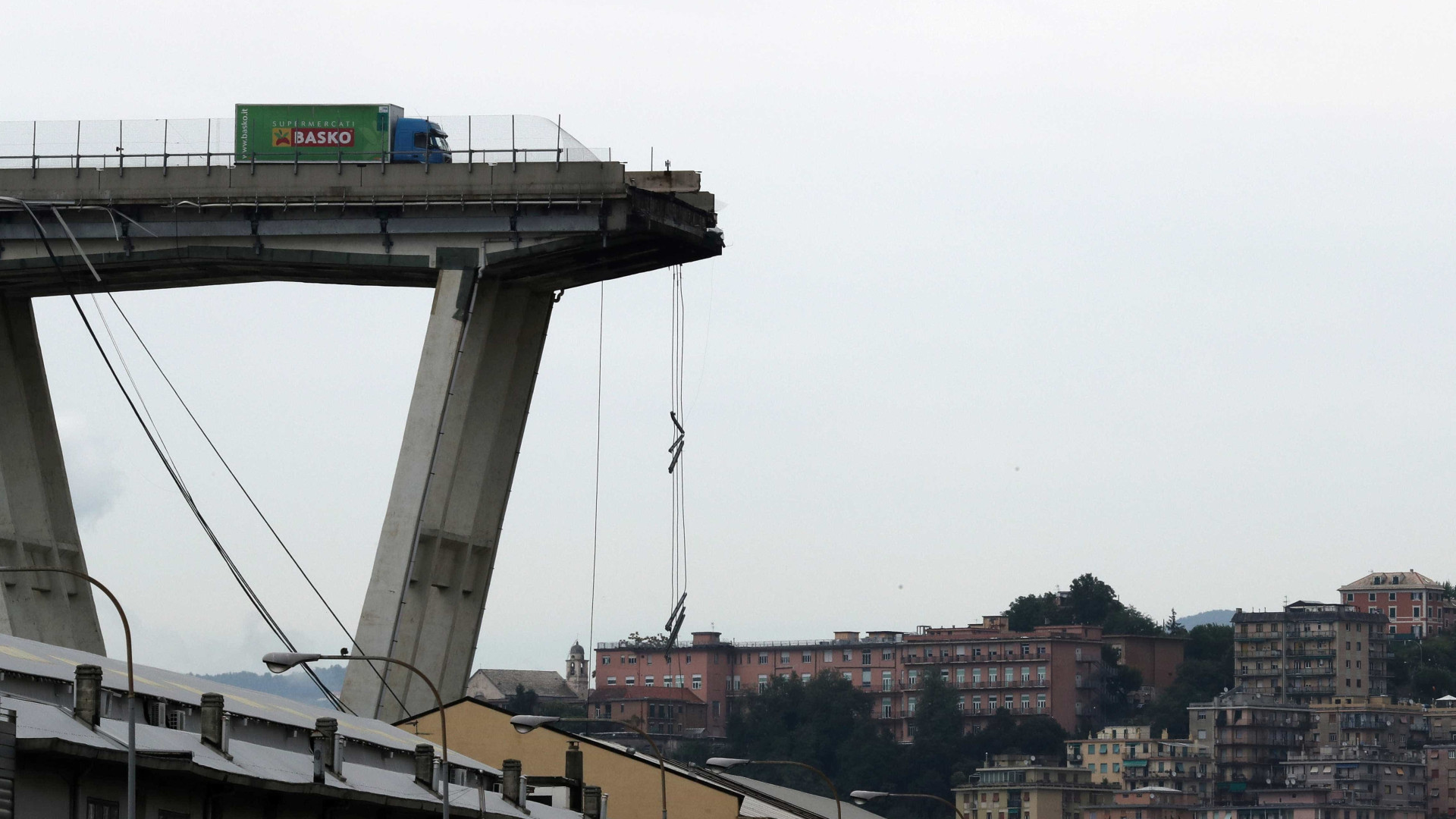 Confira as imagens do viaduto que desabou e deixou mortos em Gênova
