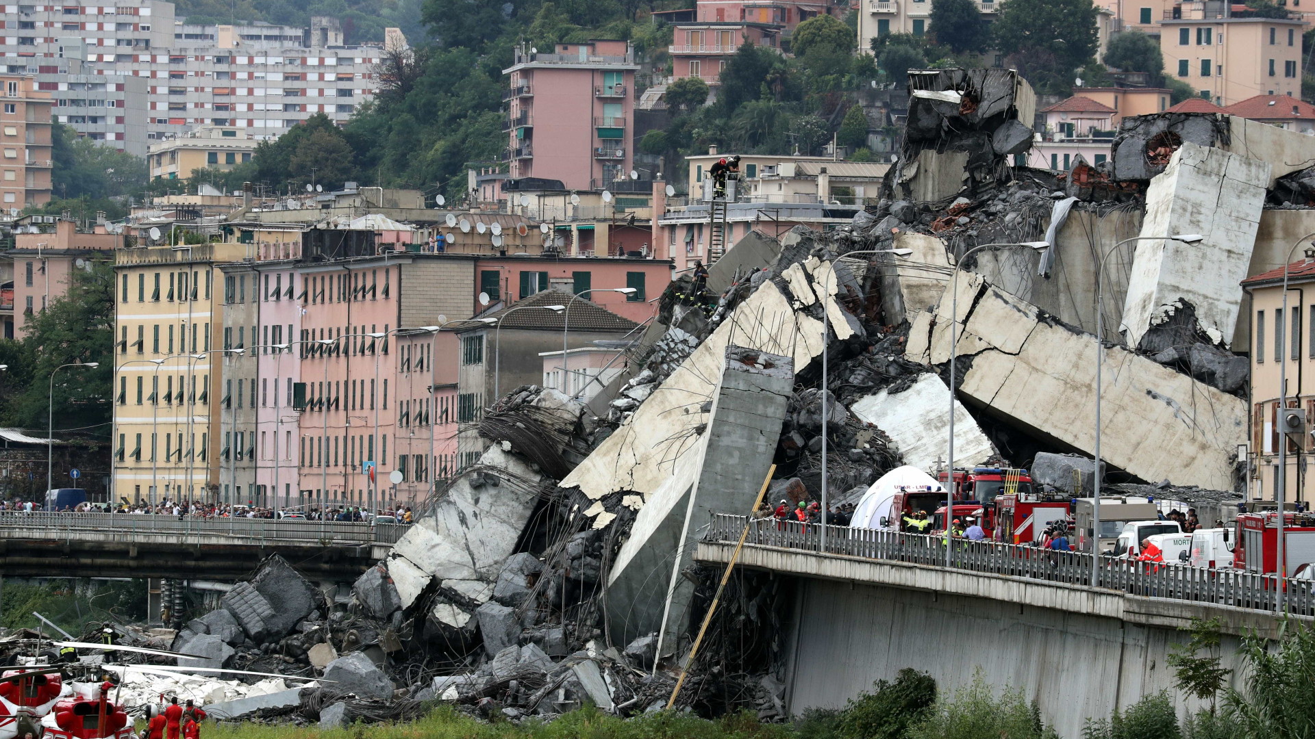 Resultado de imagem para Em GÃªnova uma ponte caiu e matou 43 pessoas