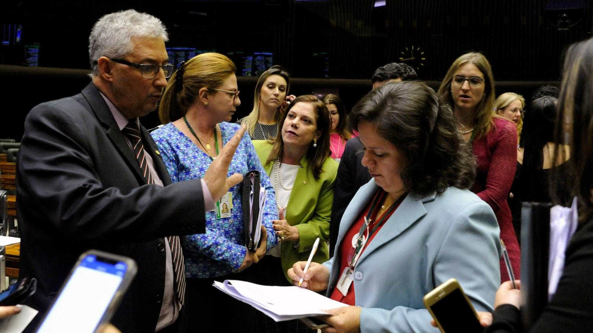 Projeto que altera Lei Maria da Penha é aprovado na Câmara
