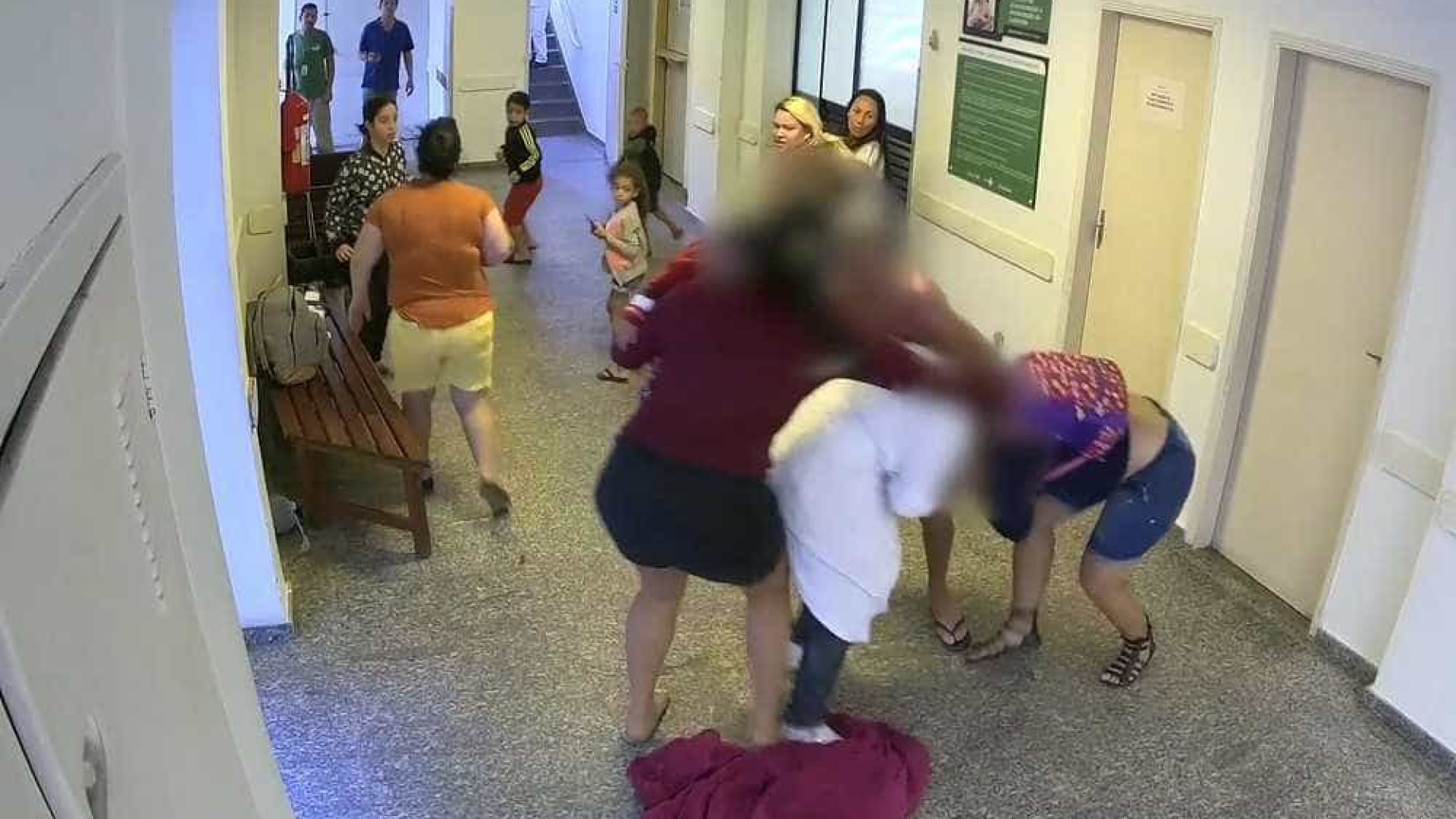 Mulheres atacam enfermeira em pronto-socorro e são detidas; veja vídeo