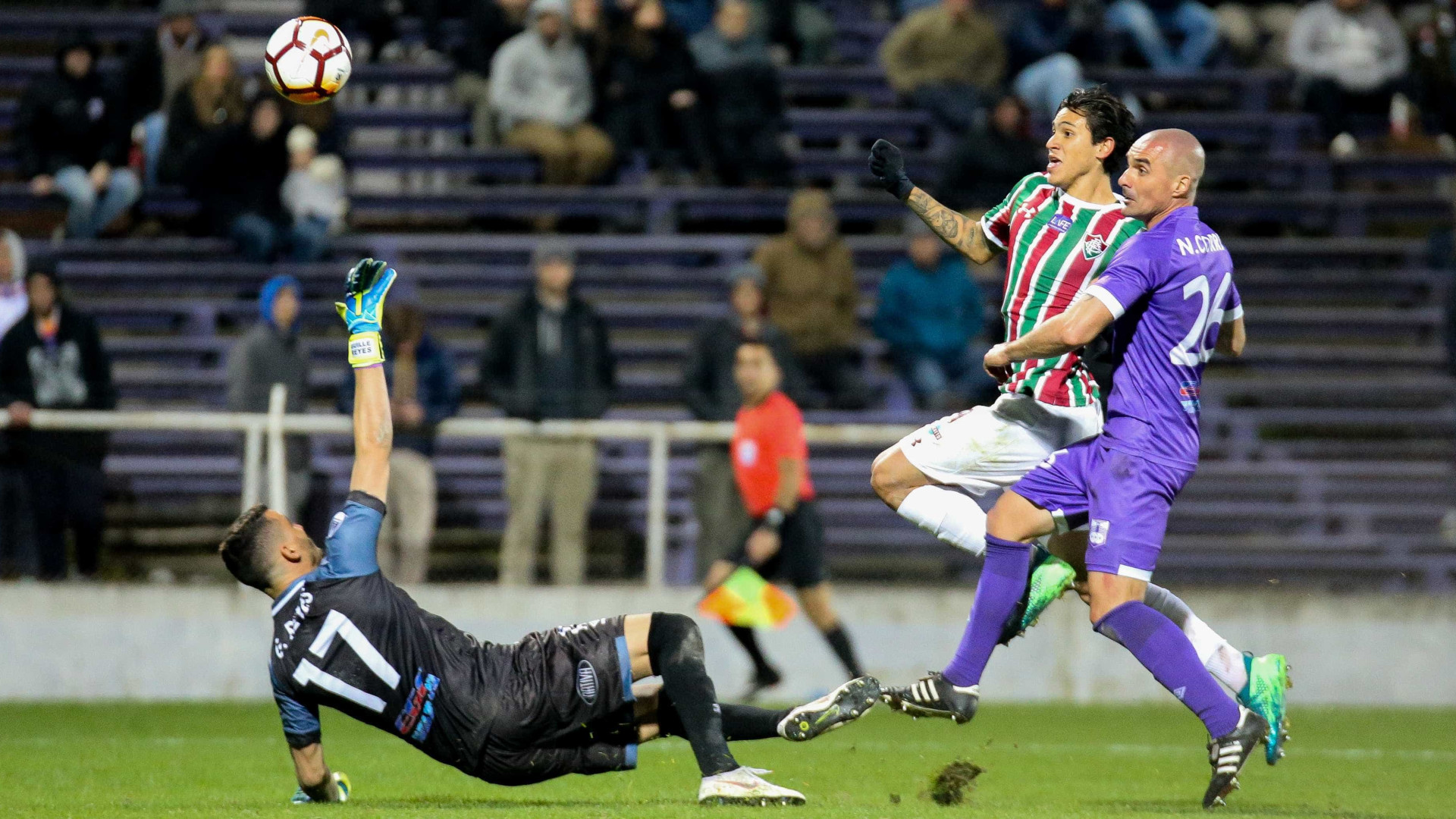 Com gol de Pedro, Flu vence o Defensor e segue na Sul-Americana
