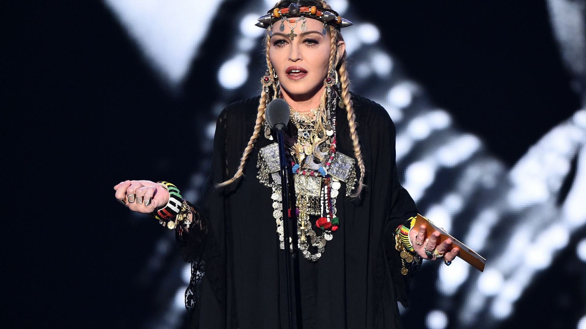 Madonna compartilha vídeo da filha tocando piano