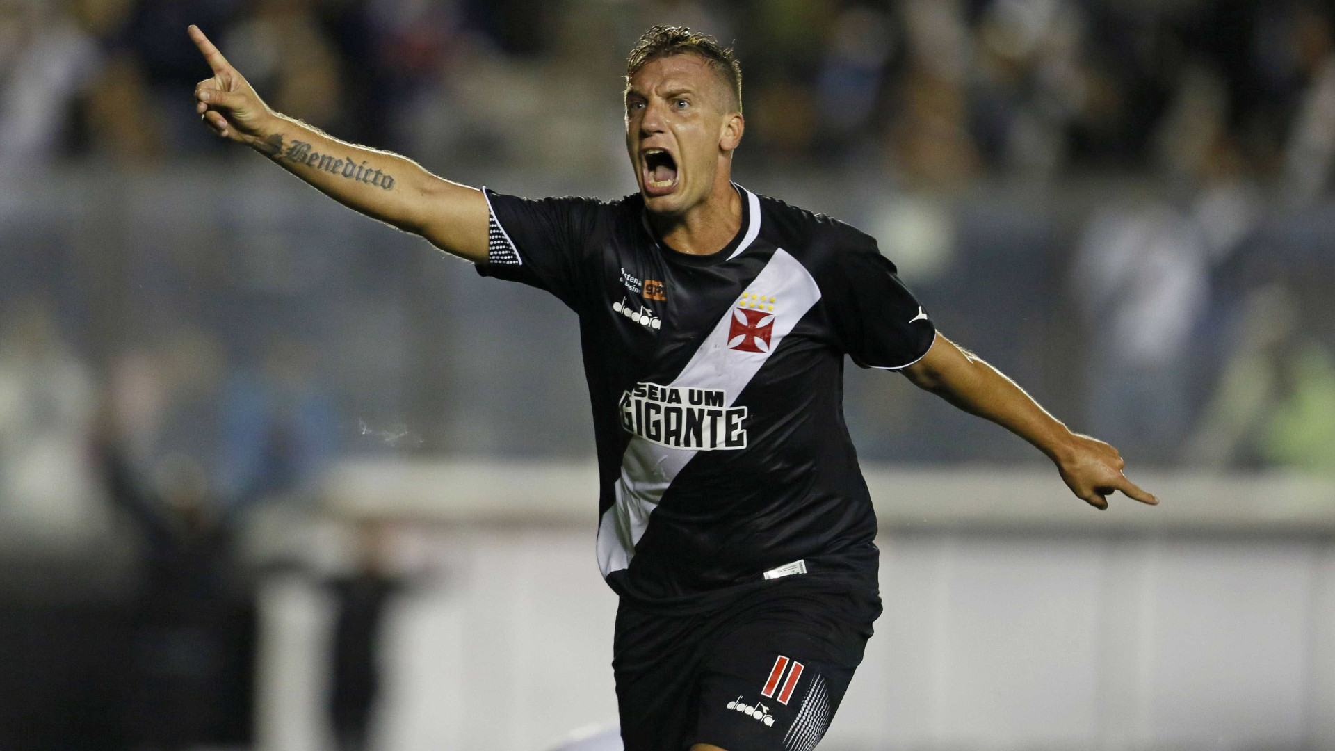 Às vésperas de clássico, Maxi minimiza crise no Vasco