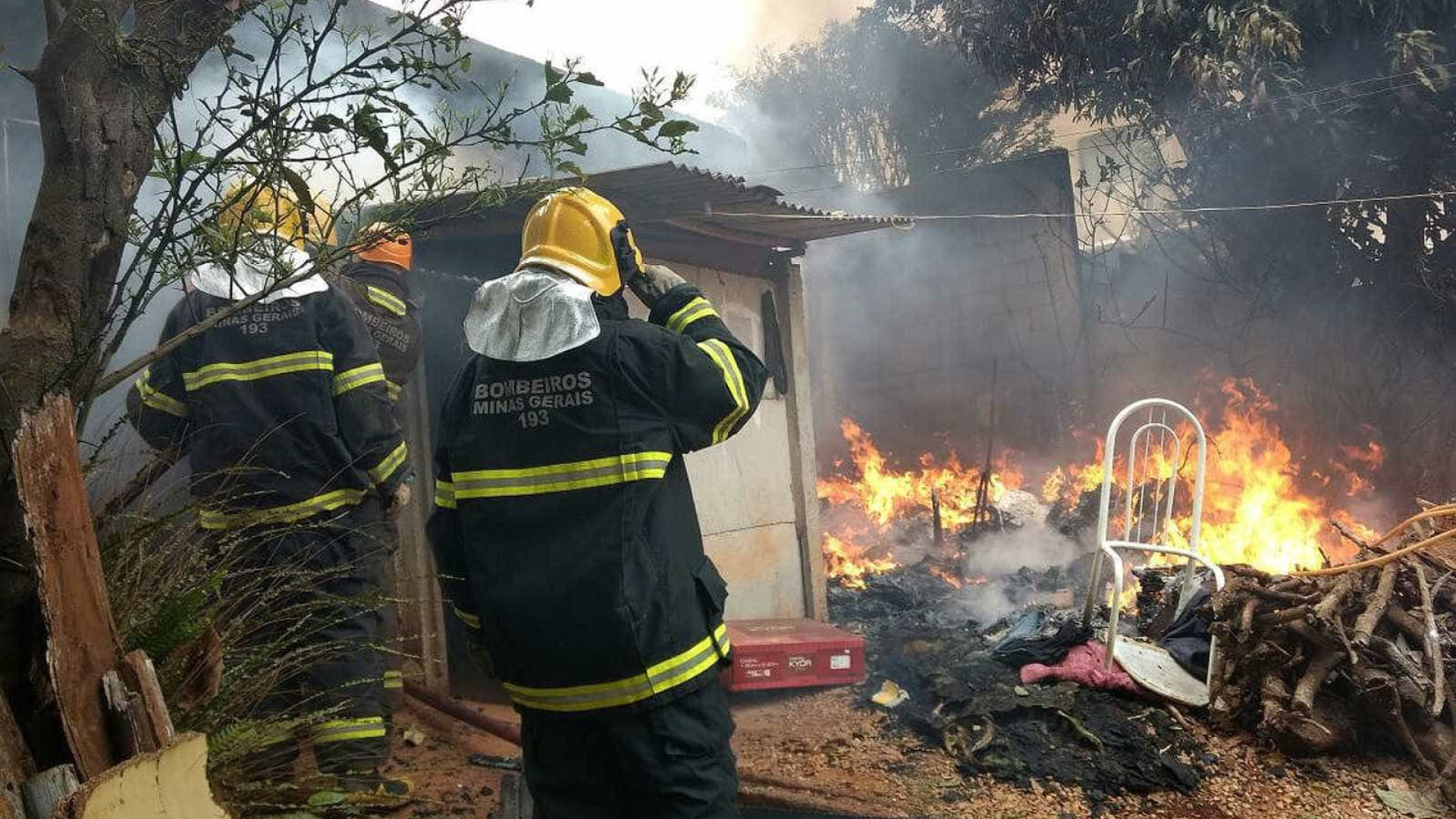 Mãe e filhos morrem em incêndio dentro de casa em MG