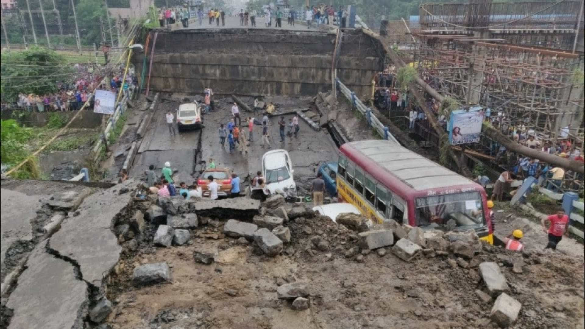 Parte de ponte em construção desaba na Ãndia