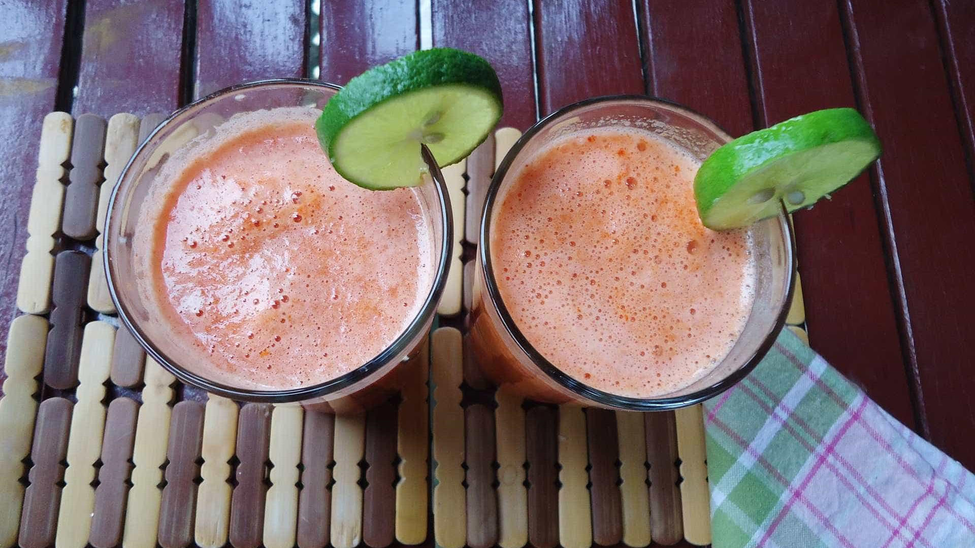 Receita: caipirinha com tomate, um drink criativo e saboroso