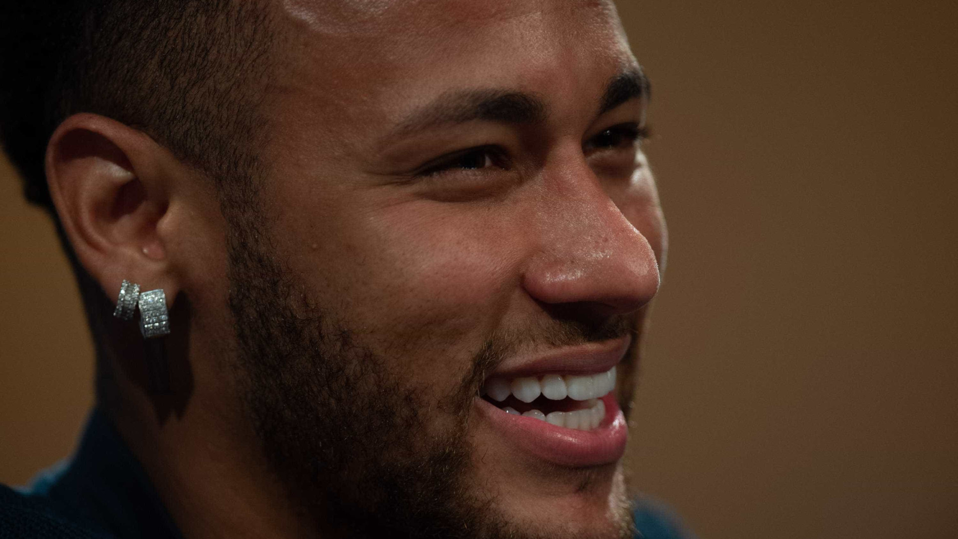Tite afirma que trotes de Neymar servem para deixar atletas à vontade