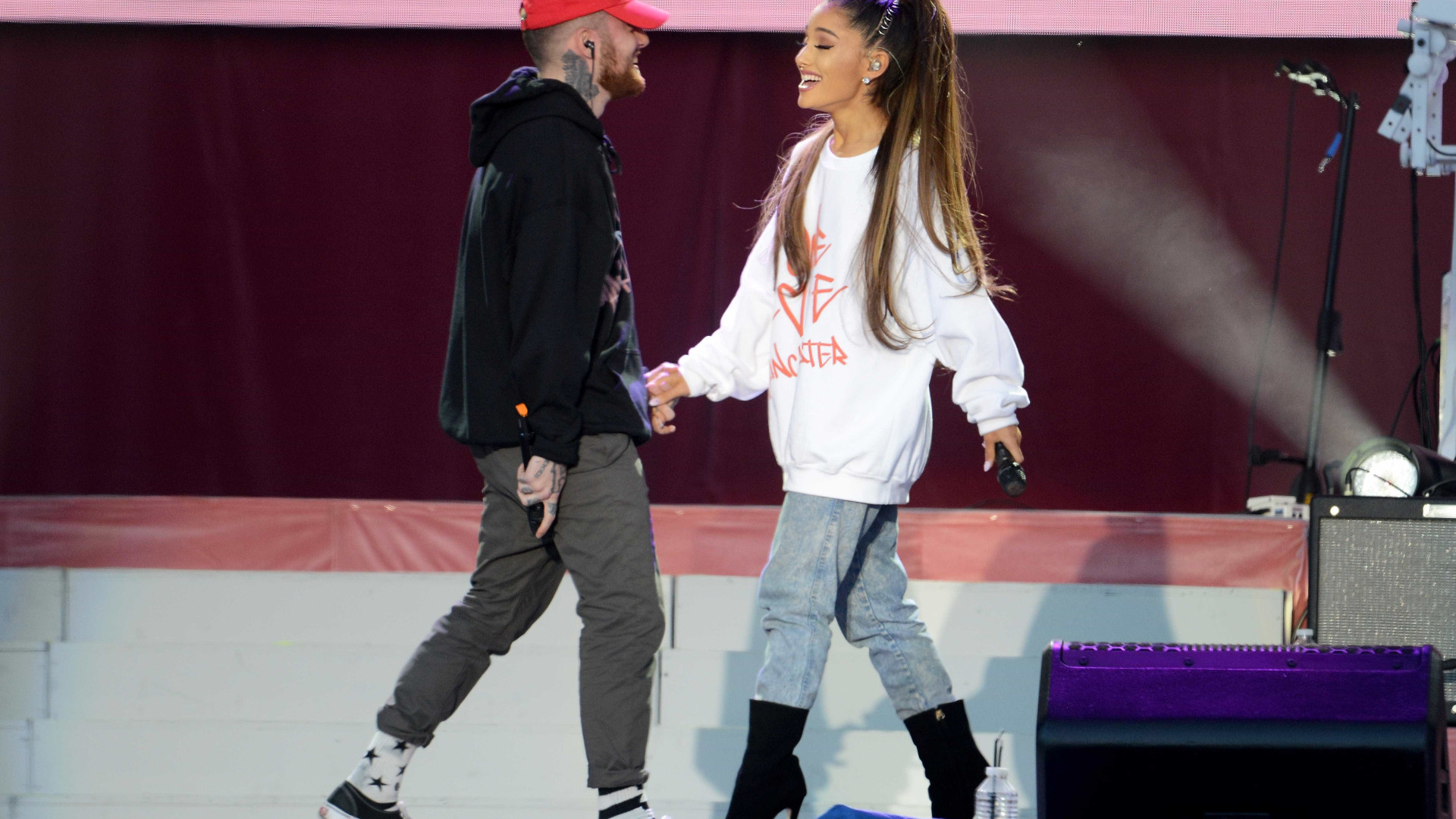 Ariana Grande decide adiar casamento após morte de ex-namorado