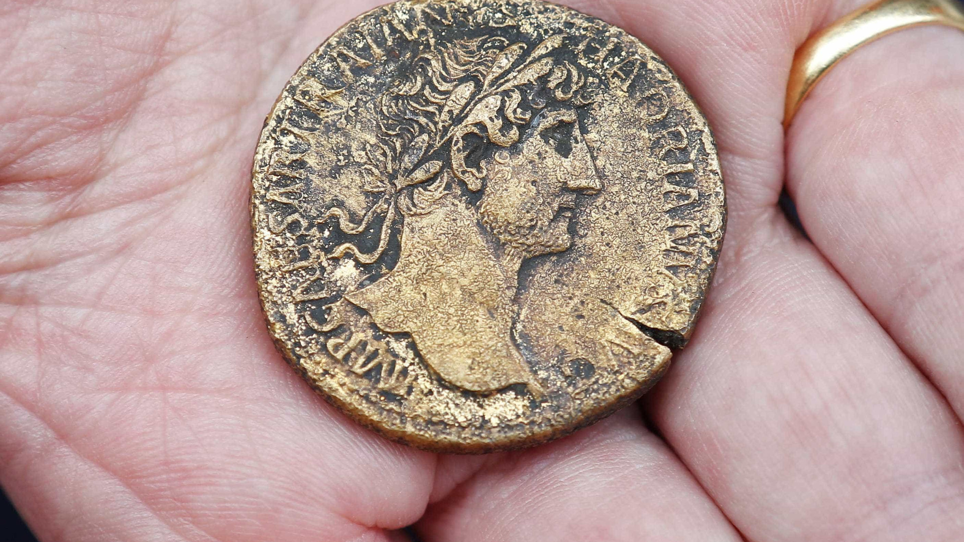 Itália encontra 'tesouro' de 300 moedas de ouro romanas