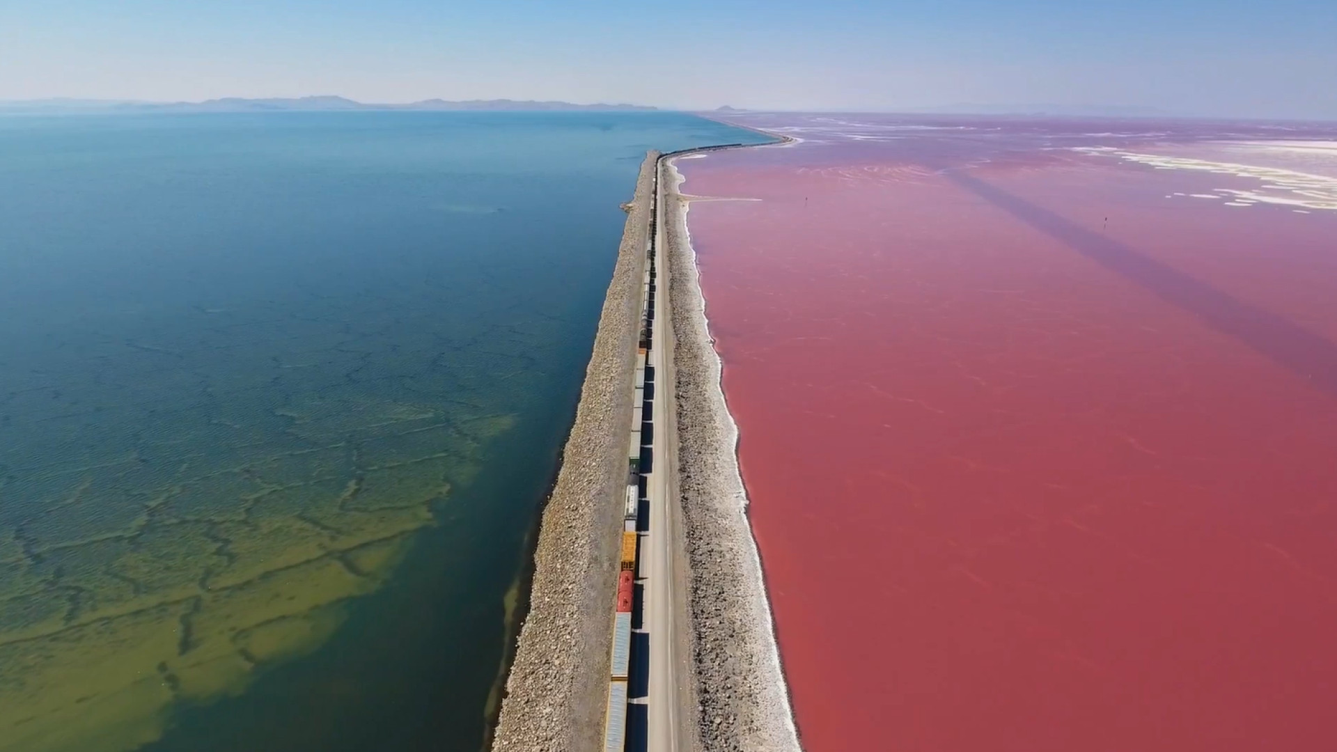O magnífico contraste de cores no Great Salt Lake, Utah
