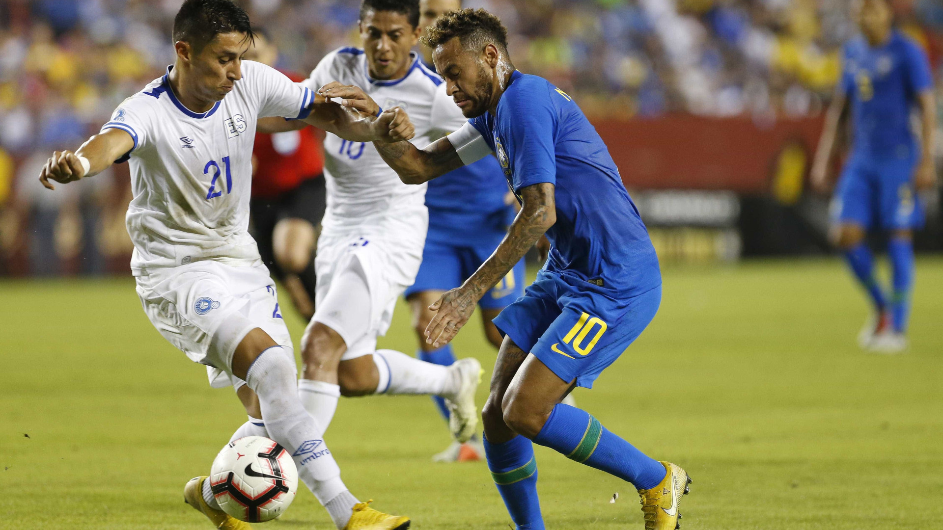Neymar ataca juiz por cartão em amistoso: 'Falta de respeito'