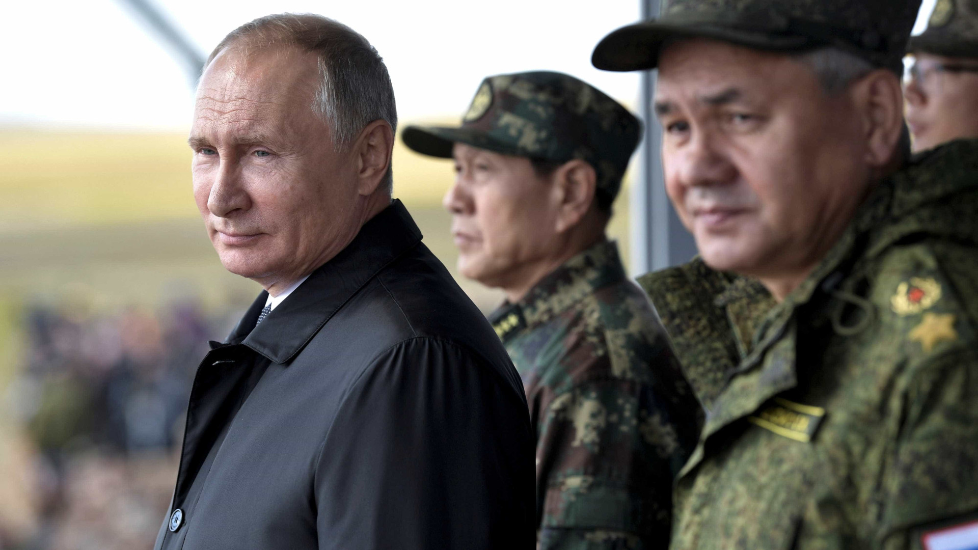 Putin assiste a manobras militares e diz que 'ama a paz'
