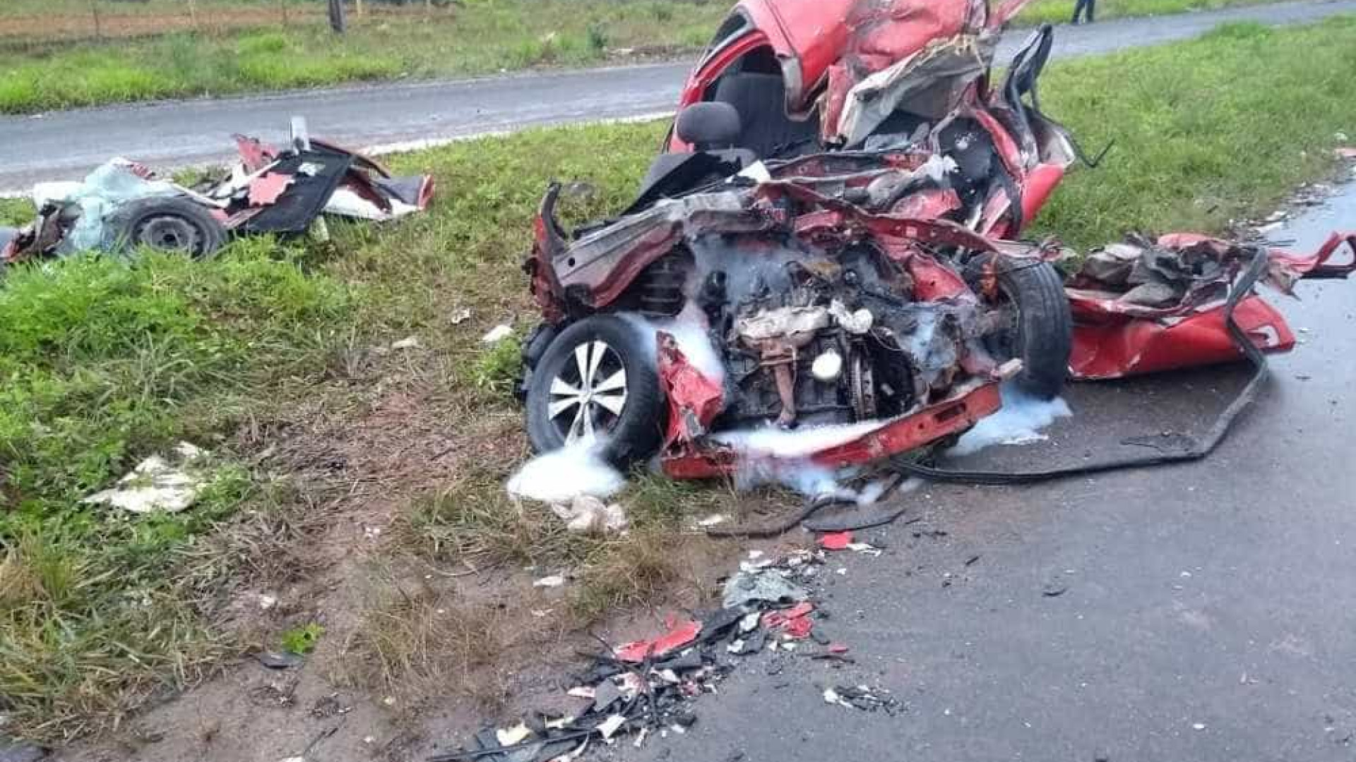 Duas pessoas morrem em acidente entre carro e caminhão em SC