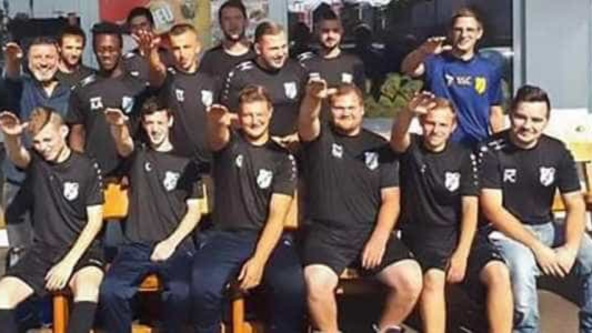 Jogadores fazem gesto nazista e são demitidos na Alemanha