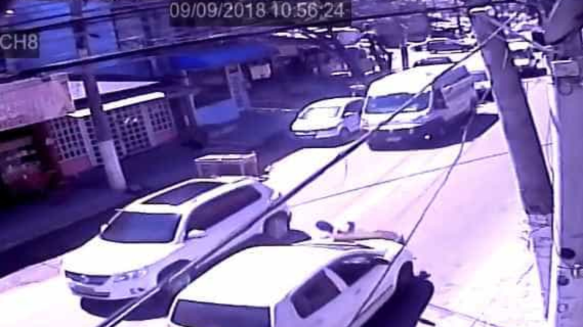 Homem se joga na frente de carro para fingir que foi atropelado; vídeo