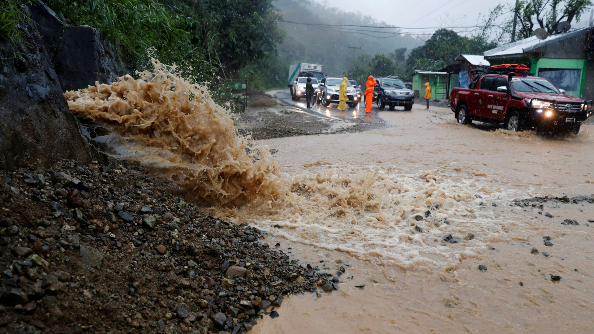 Tufão Mangkhut chega ao sul da China com fortes chuvas e ventos