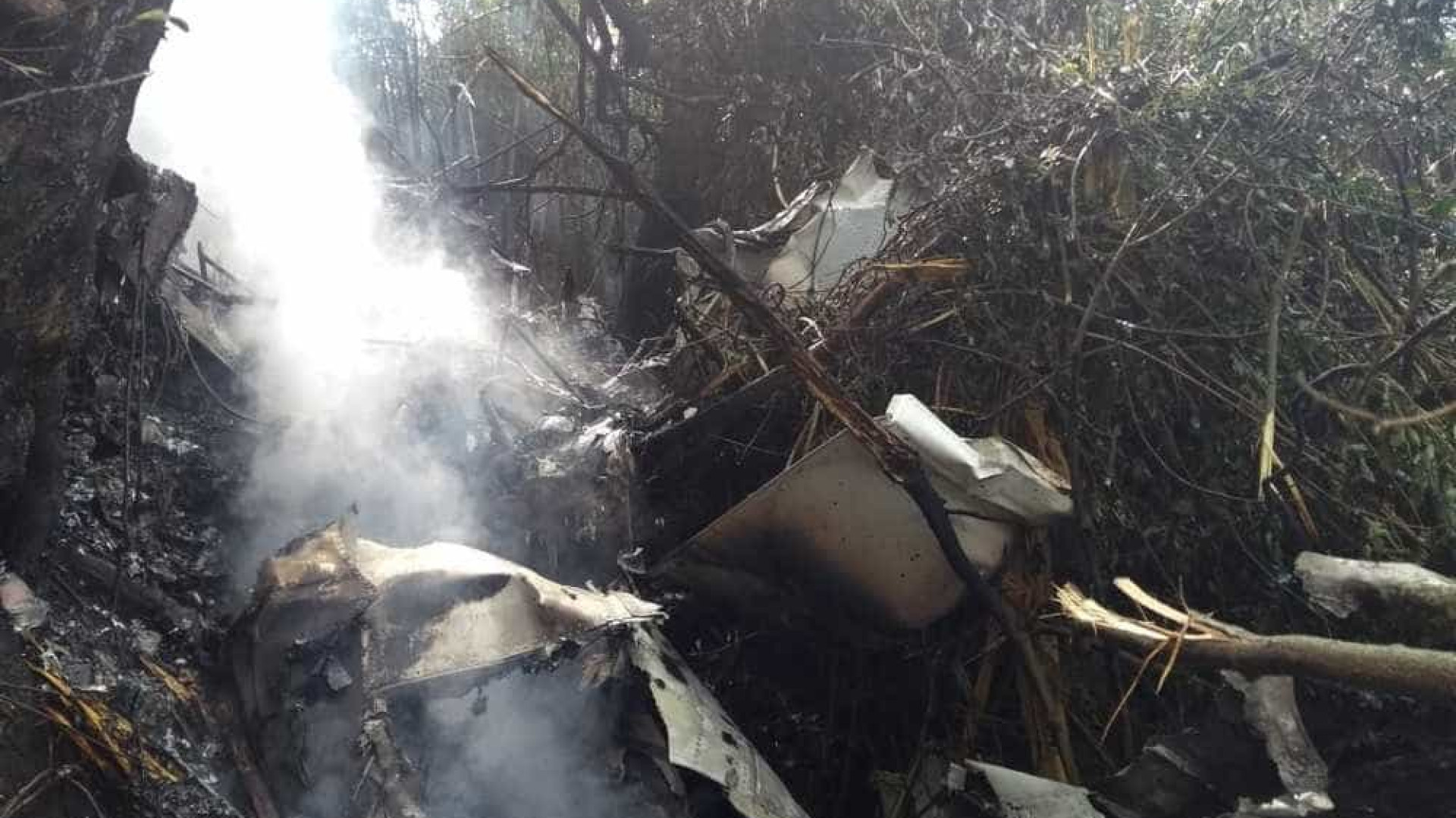 Avião de pequeno porte cai e pega fogo em Santa Catarina