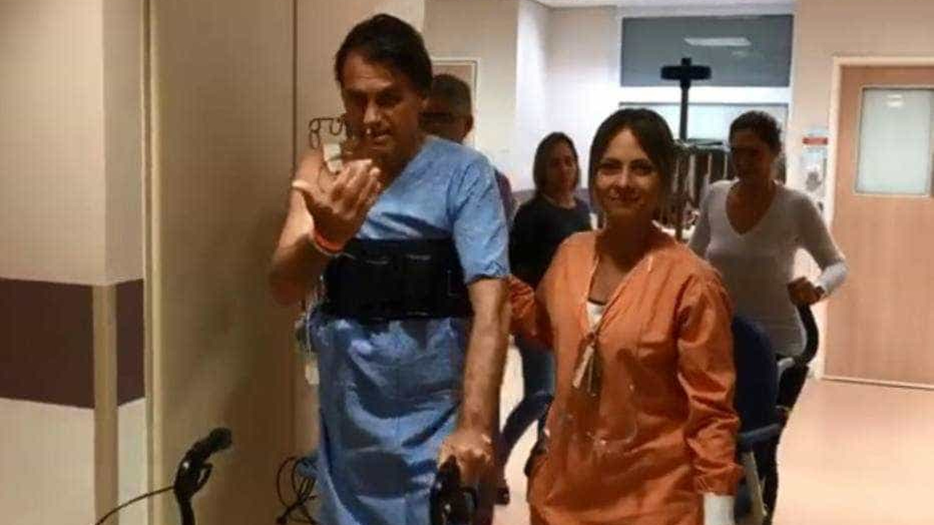 Em vídeo, Bolsonaro anda pelo hospital e brinca com equipe médica