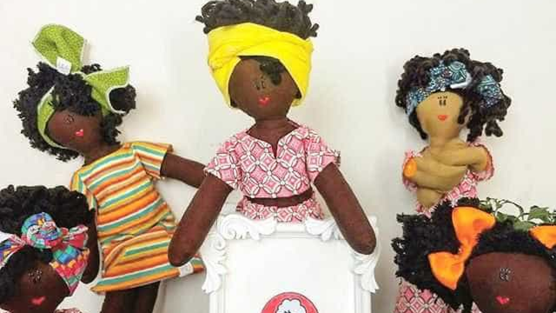 MÃ£e fabrica bonecos negros para que filho possa se sentir representado