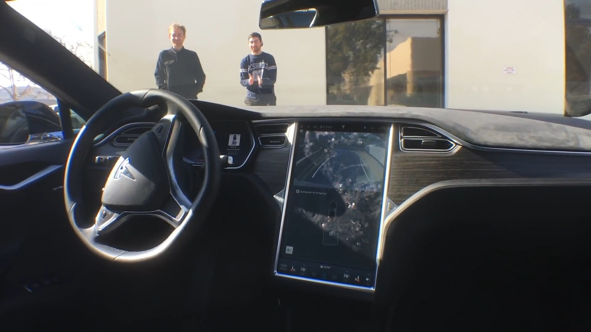 Homem mostra um Tesla estacionando sozinho