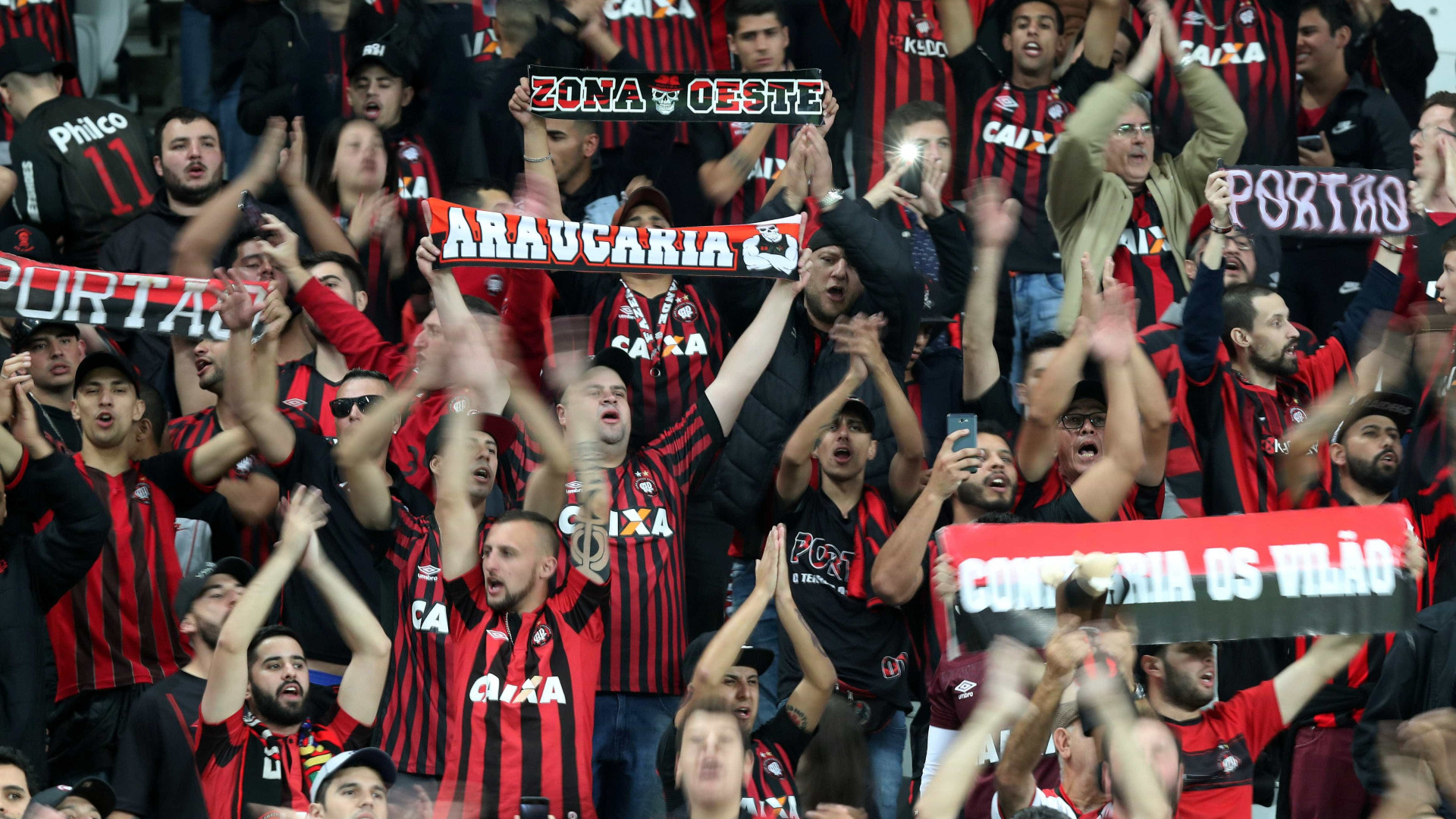 Atlético-PR faz dois em cada tempo e goleia América-MG