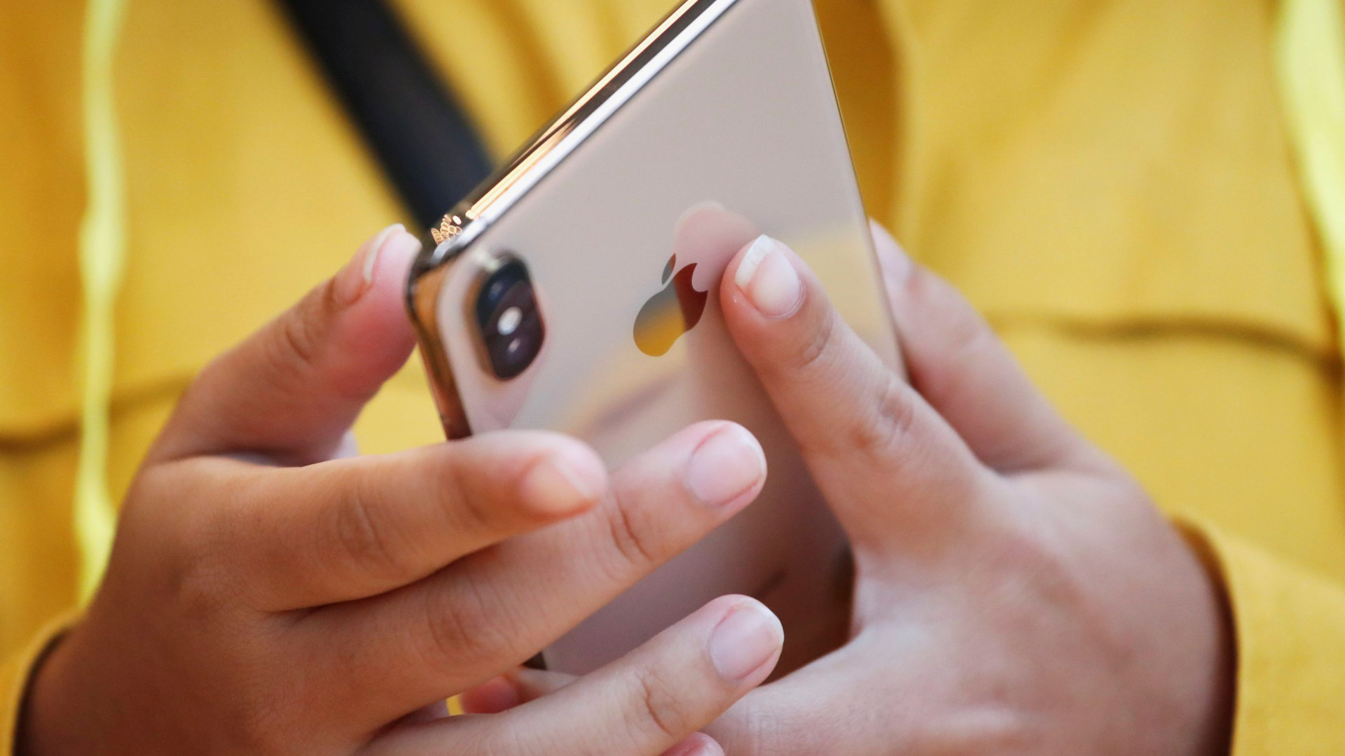 Apple volta a cortar produção dos novos iPhones