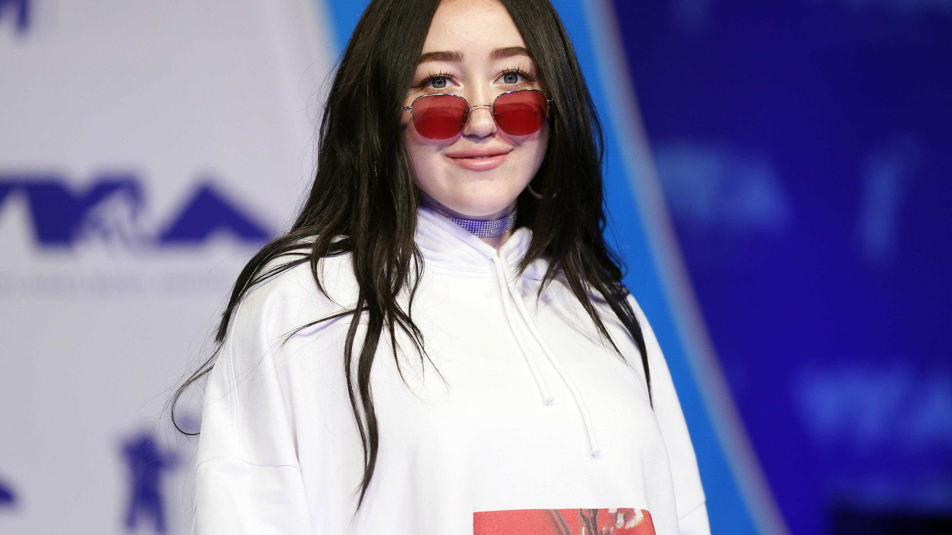 Irmã de Miley Cyrus vende frasco com lágrimas por 12 mil dólares