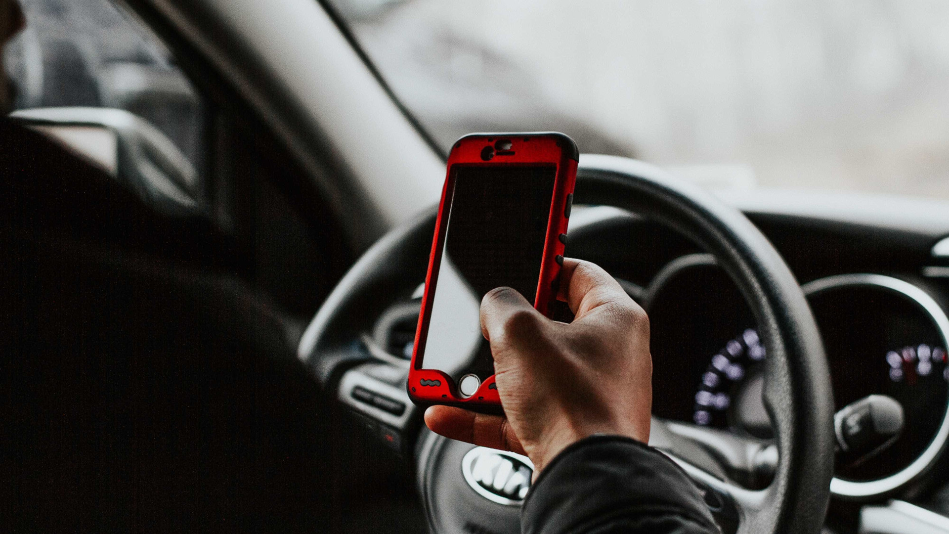 Multas por uso de celular ao volante crescem 33% em 2018