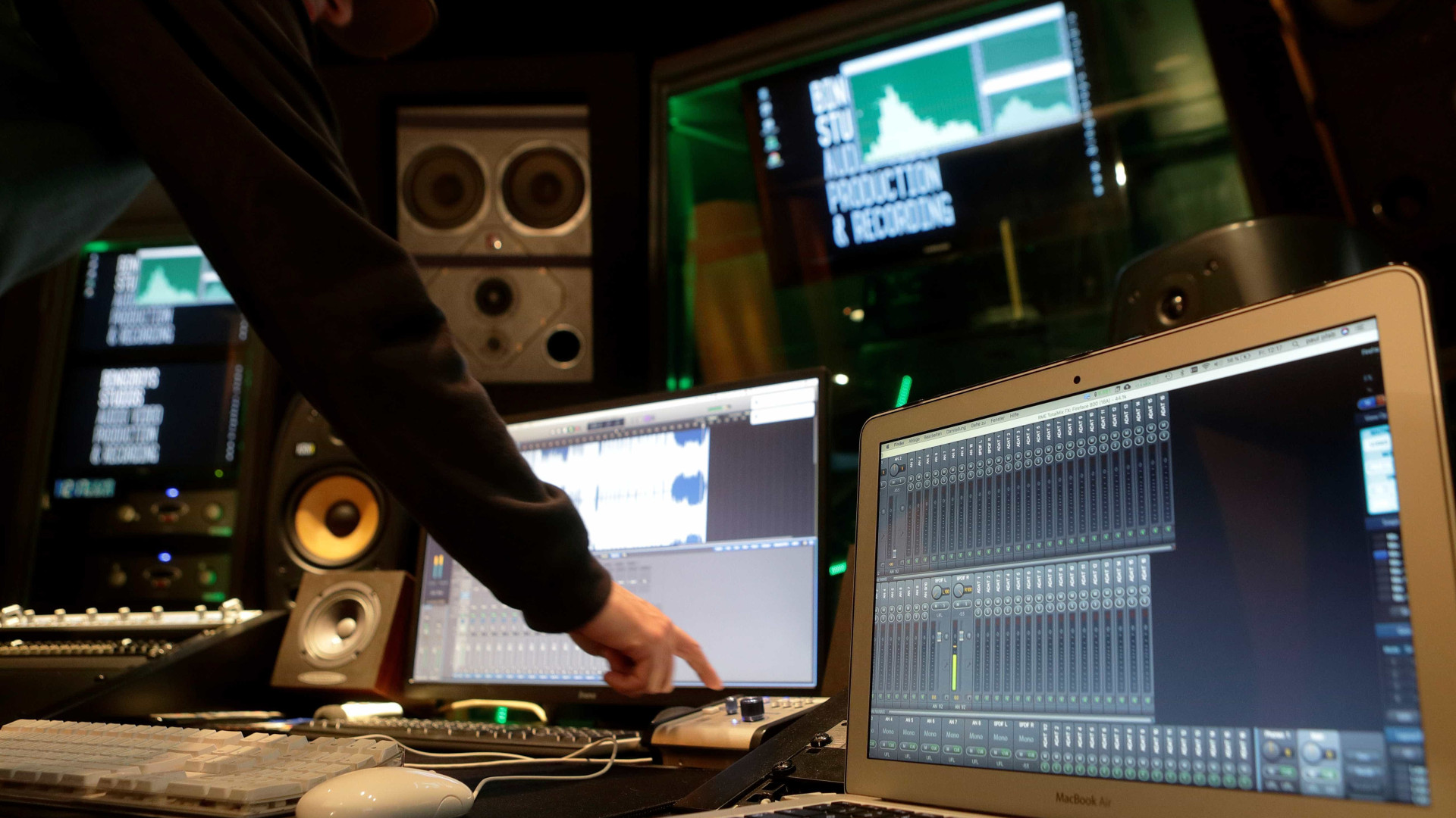 Estúdios se renovam com curadoria para ambientes reais e virtuais