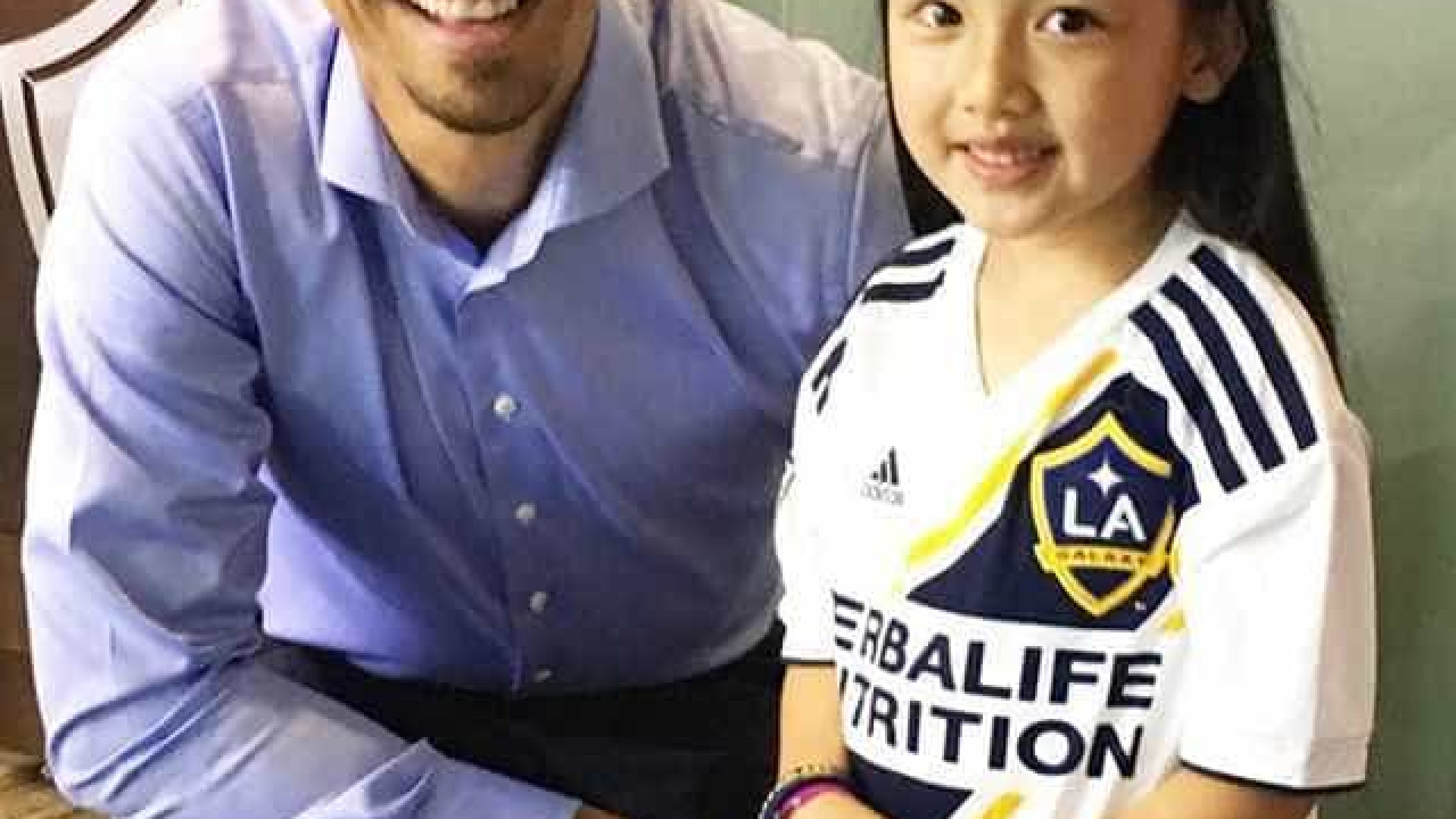 Garota de 7 anos canta hino dos EUA em campo e surpreende Ibrahimovic