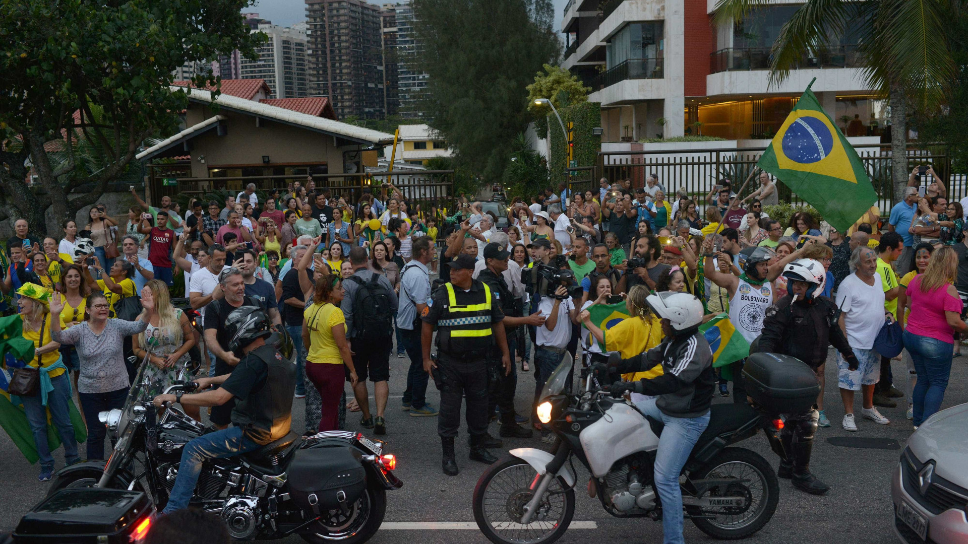 No Rio, apoiadores de Bolsonaro hostilizam equipe de TV da Globo