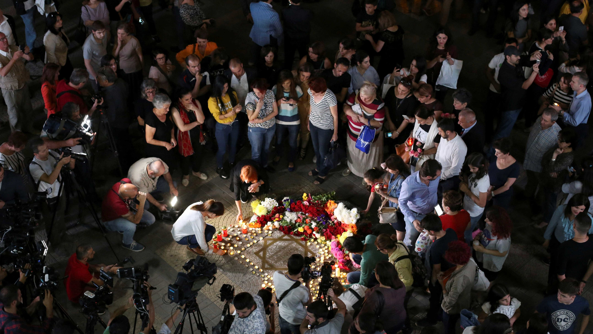 Família de Charles Aznavour cede e aceita funeral 'nacional'