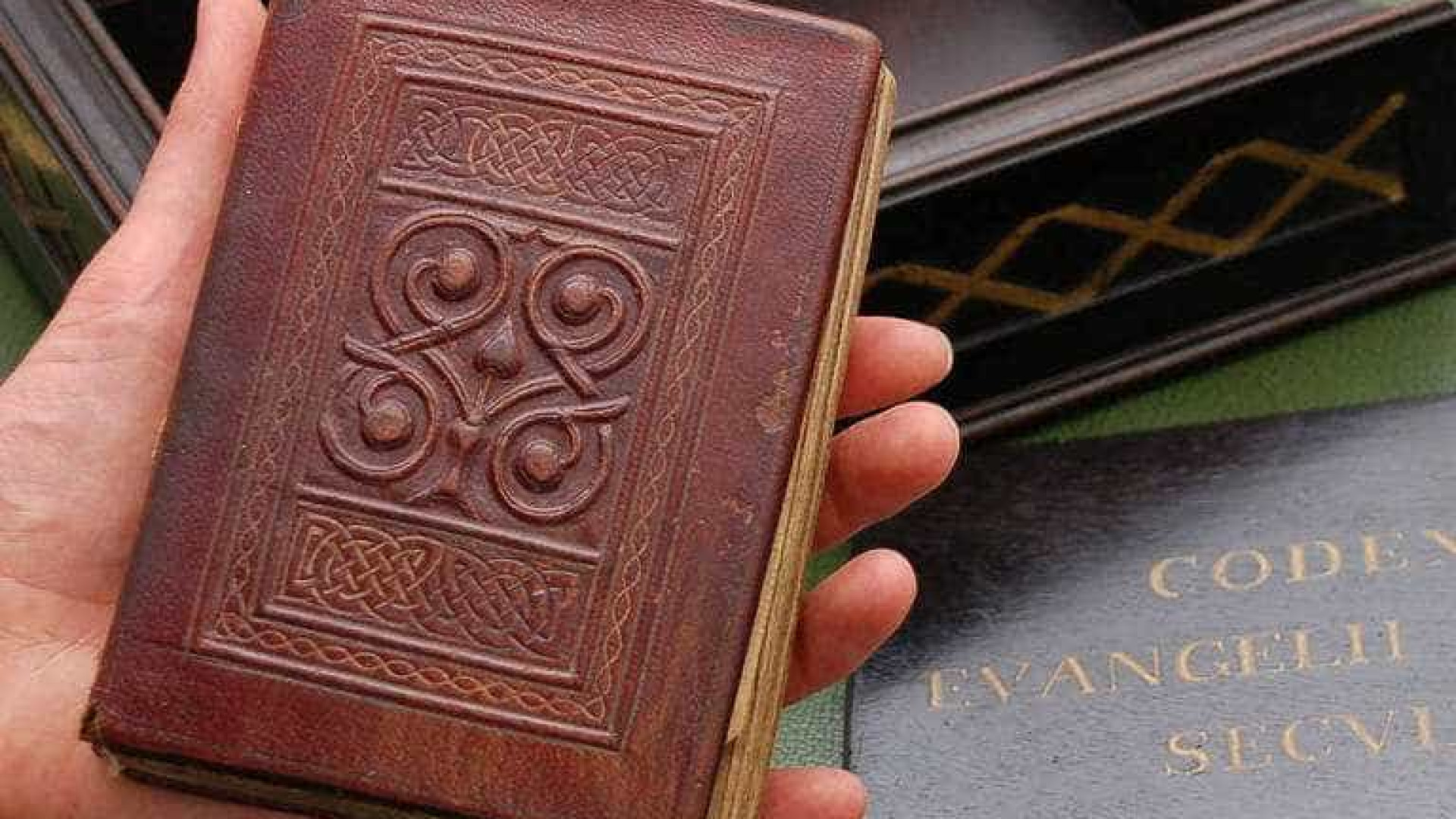 Encontrado em caixão de santo, livro mais antigo da Europa será exibido