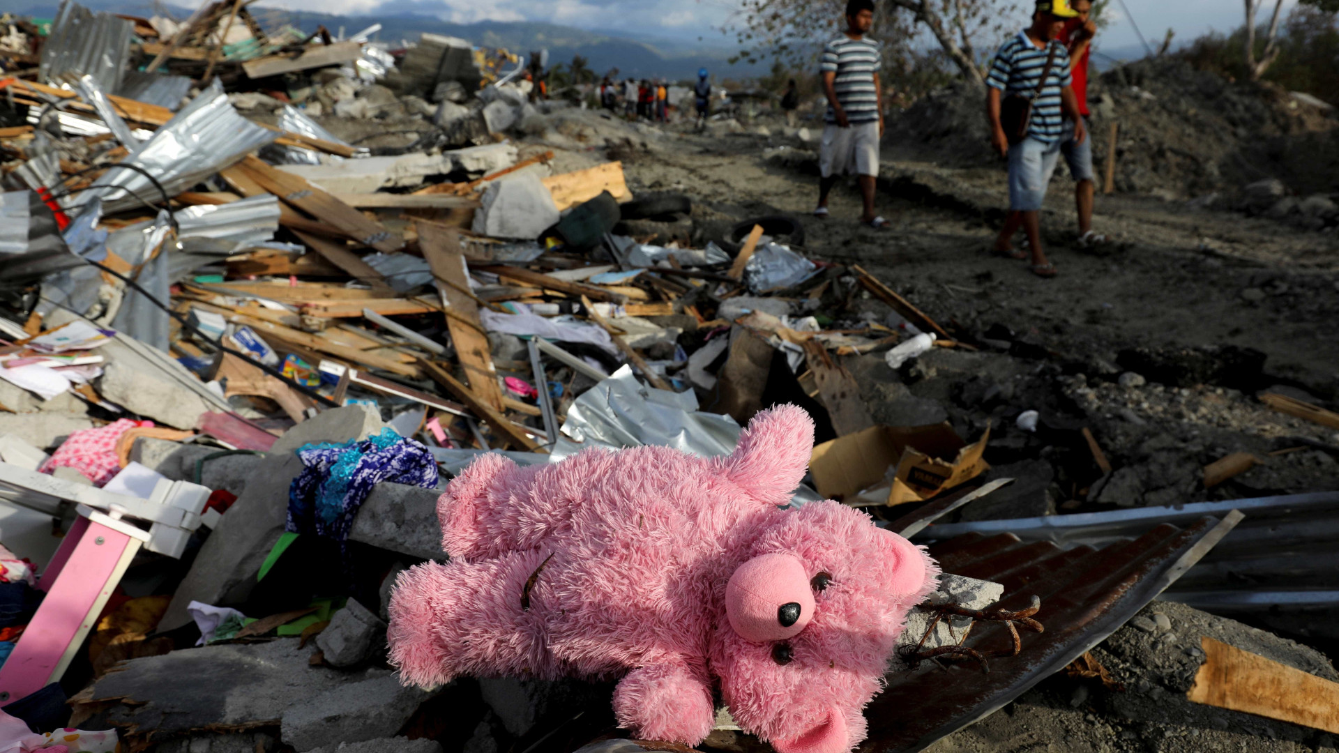 Mortes em terremoto na Indonésia chegam a quase 2 mil