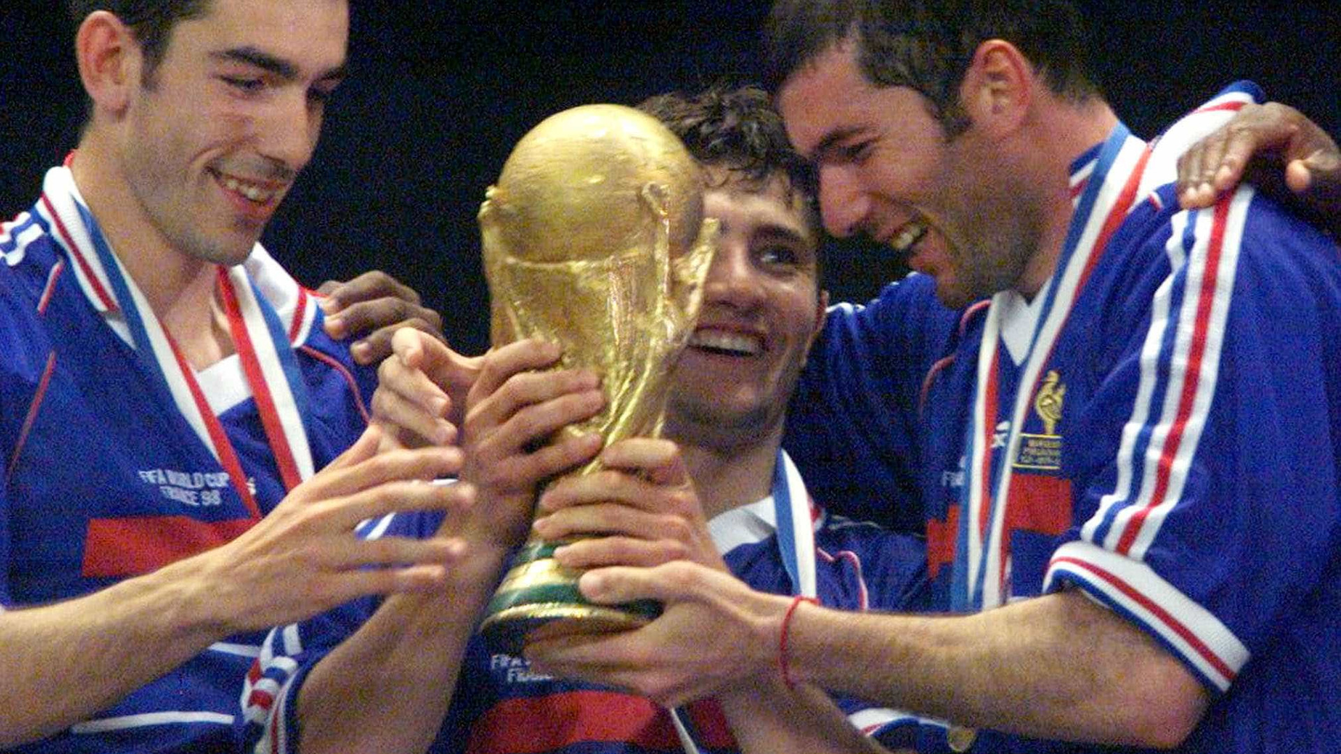 Suspeita de fraude adia leilão de camisa usada por Zidane na Copa de 98