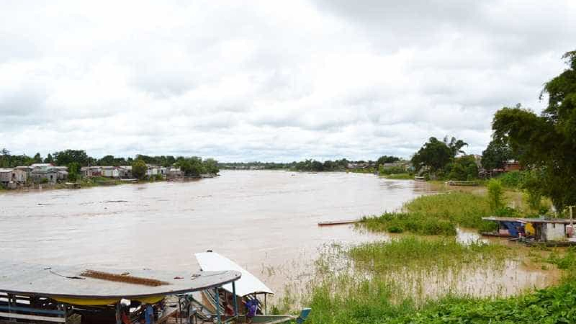 Barco é atingido por raio e três crianças morrem no Acre