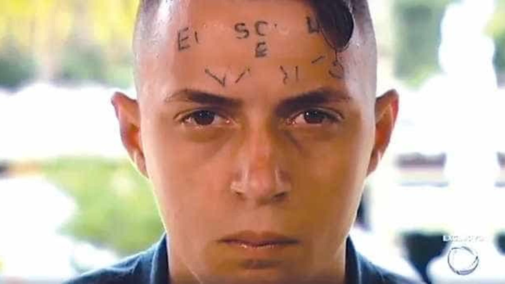 Jovem tatuado na testa deixa clínica em SP após 16 meses internado